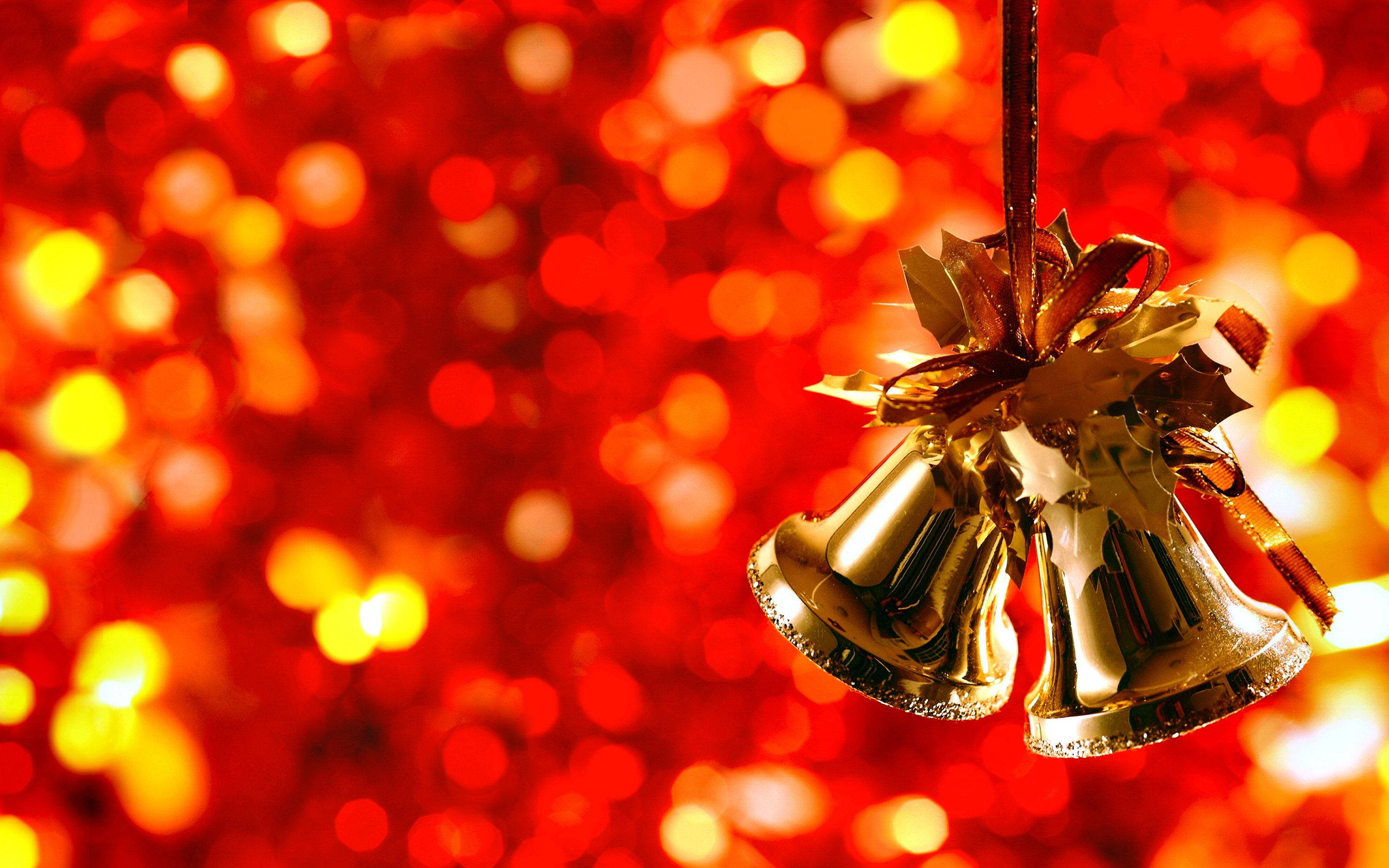 Campanas navideñas doradas con efecto bokeh festivo Fondos de pantalla