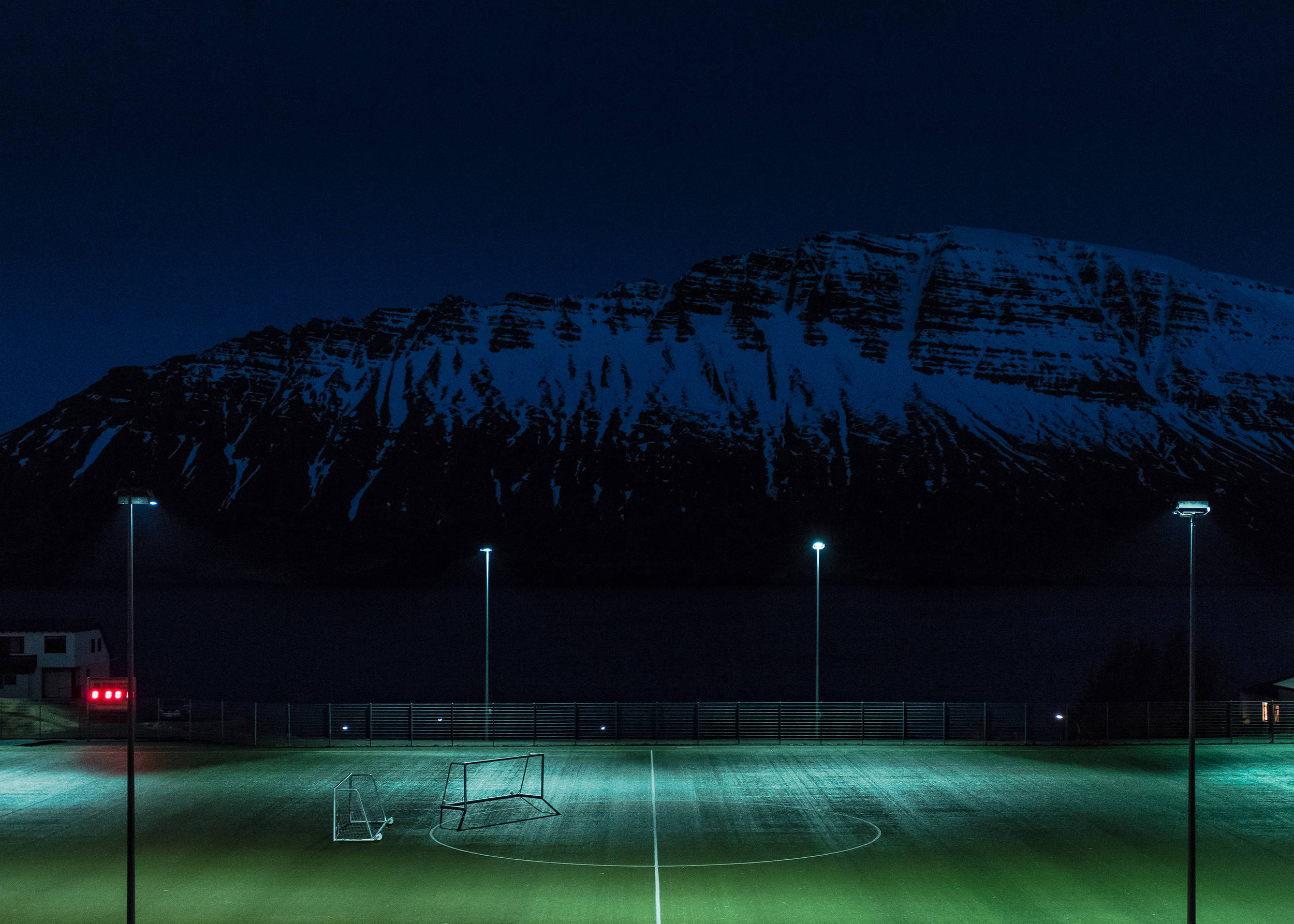 Campo de fútbol nocturno iluminado listo para el partido. Fondos de pantalla