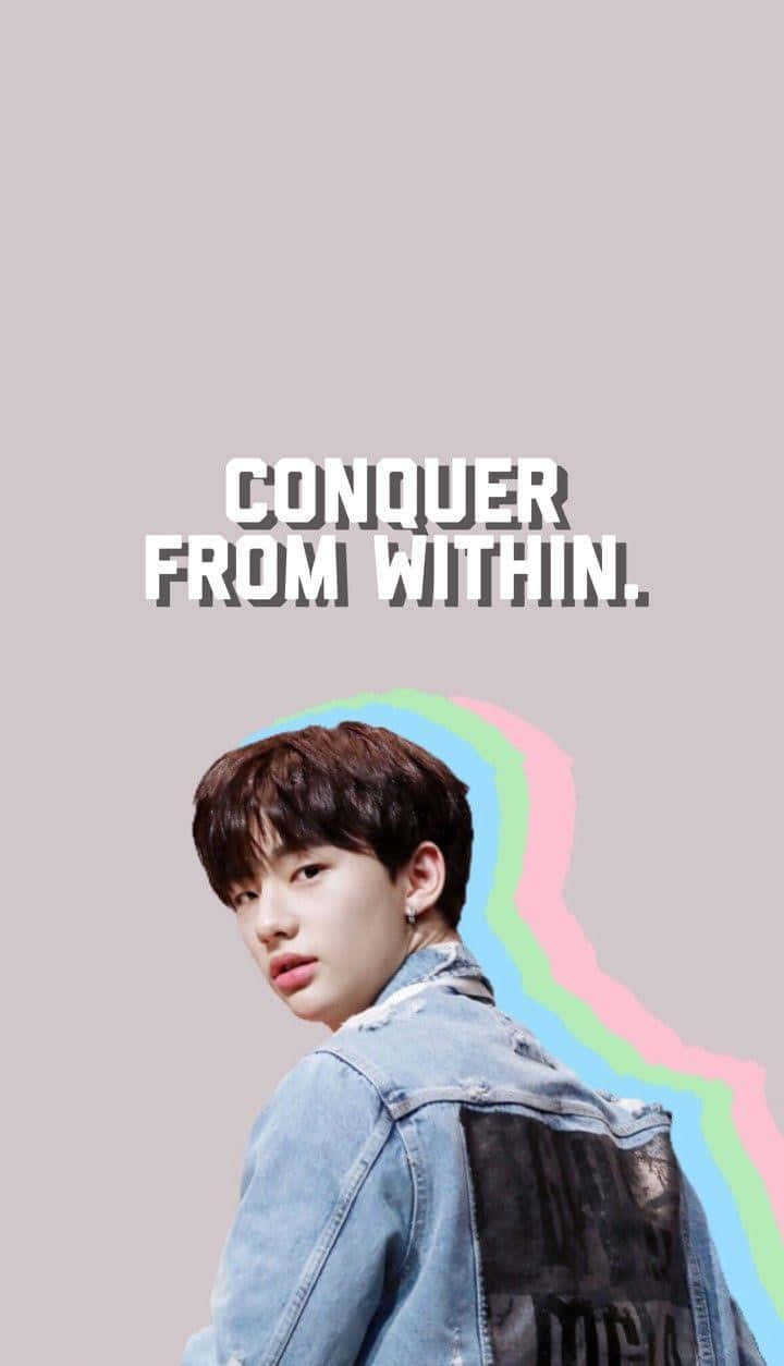 Cantante surcoreano Hyunjin mirando por encima del hombro Fondos de pantalla