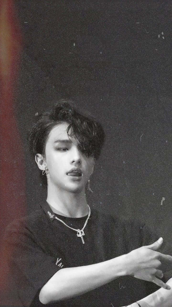 Cantante surcoreano Hyunjin haciendo un gesto con las manos Fondos de pantalla