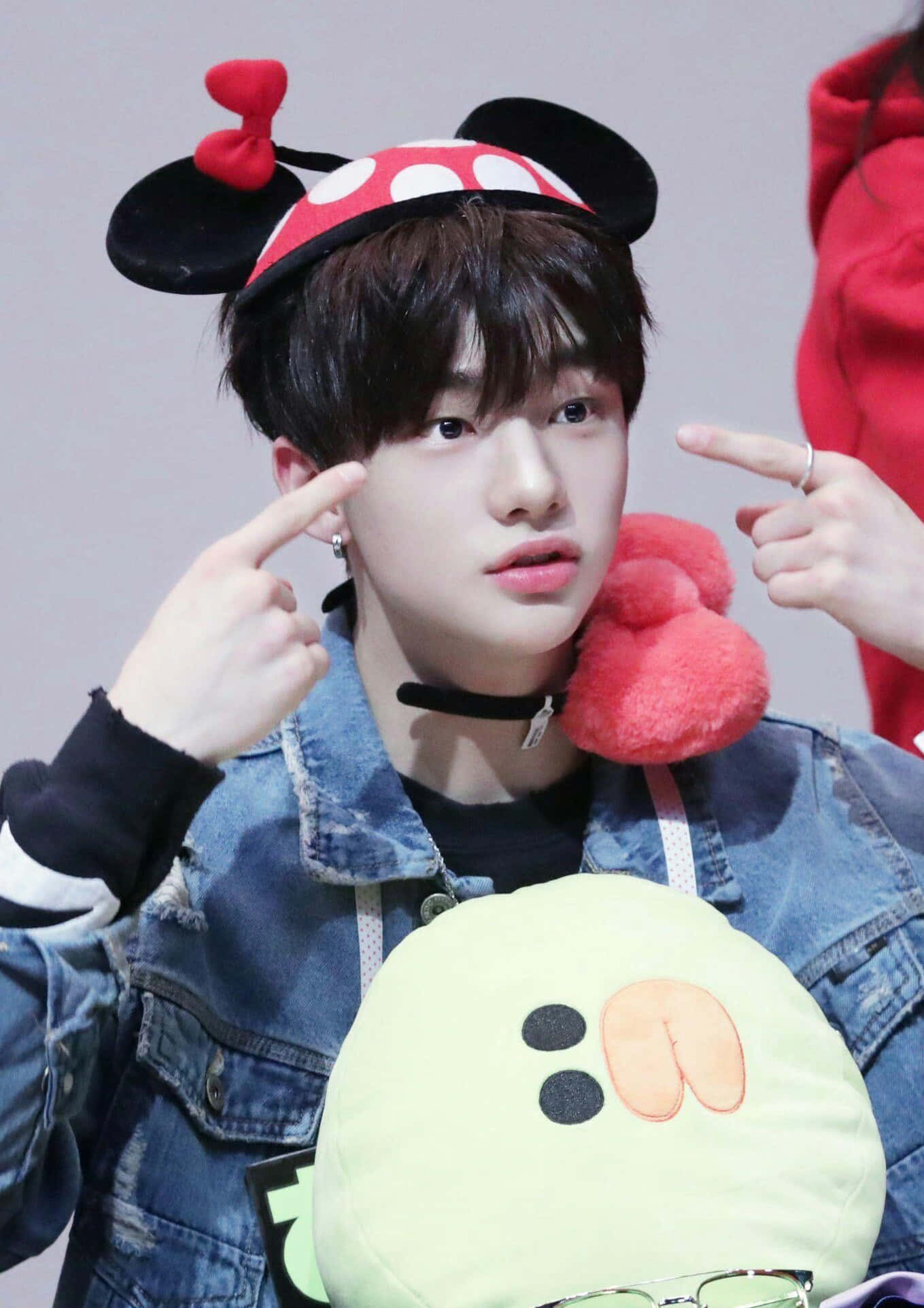 Cantante Surcoreano Hyunjin con Gorro de Minnie Mouse Fondos de pantalla
