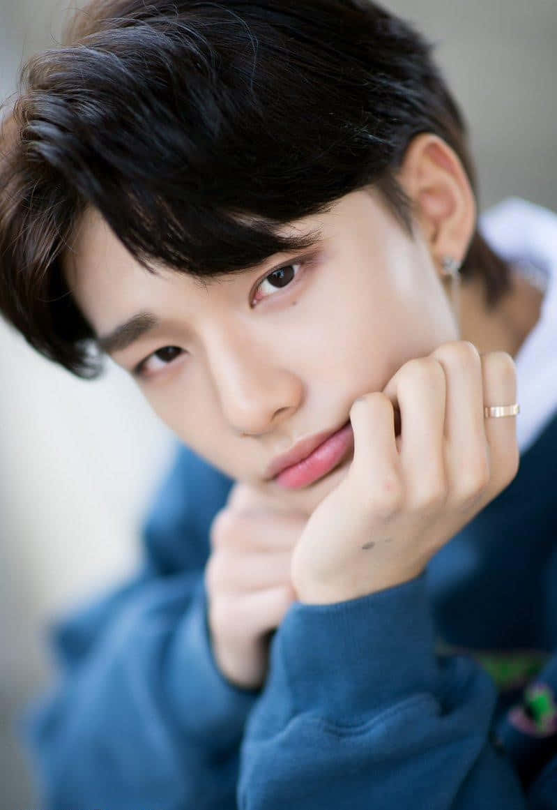 Cantante surcoreano Hyunjin posando para Dispatch Fondos de pantalla