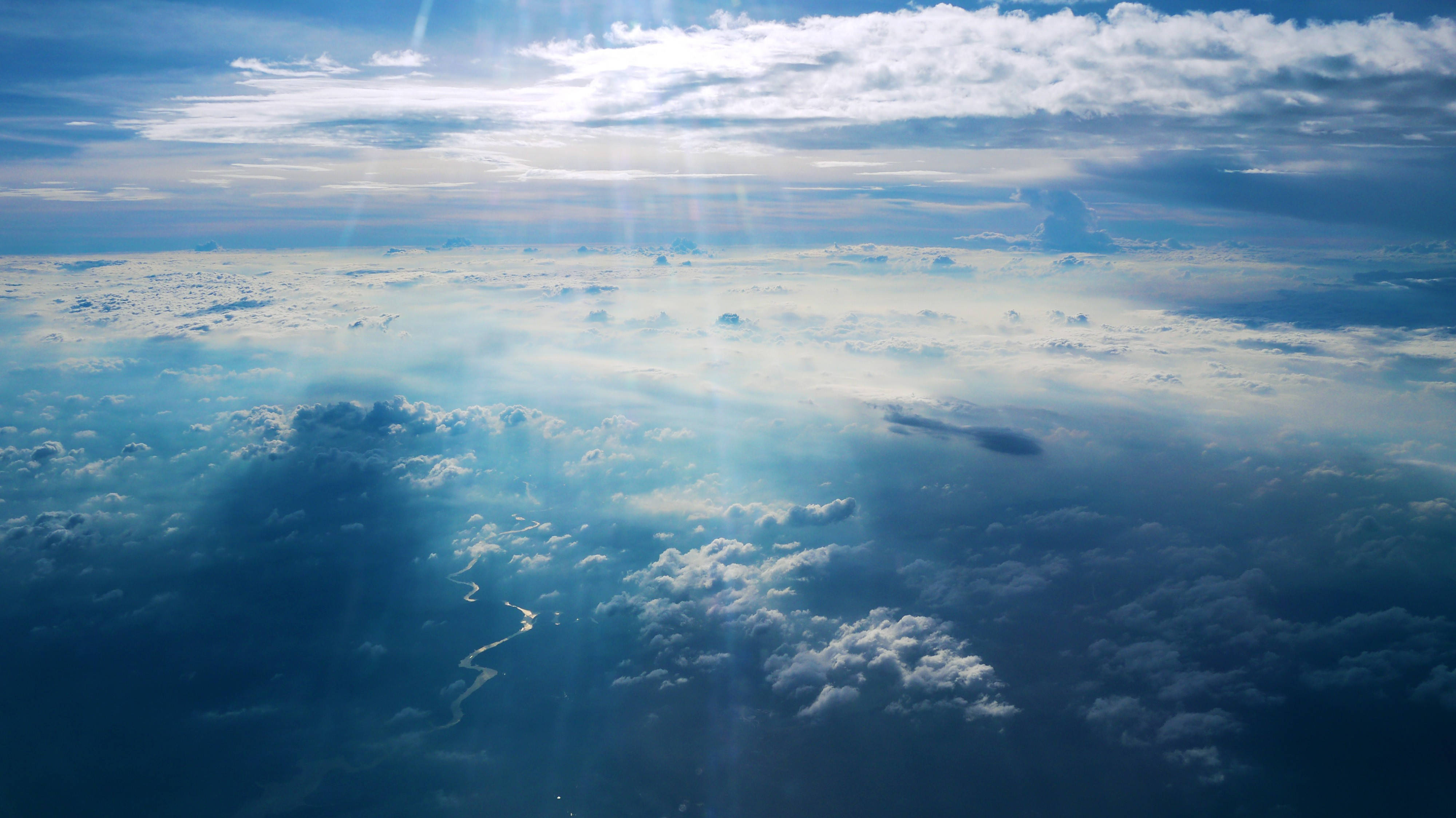 Capas de cielo 4K con rayos de sol Fondos de pantalla
