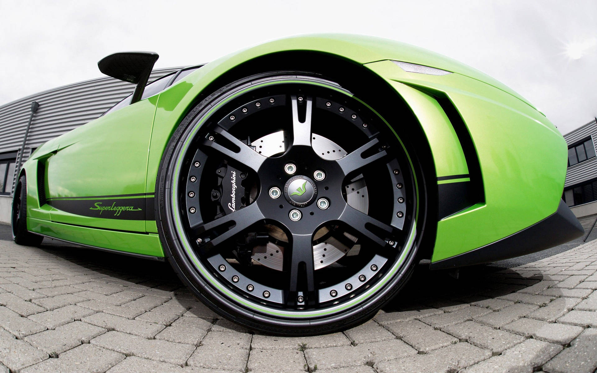 Fondo de pantalla de vista ojo de pez de rueda de Lamborghini verde.