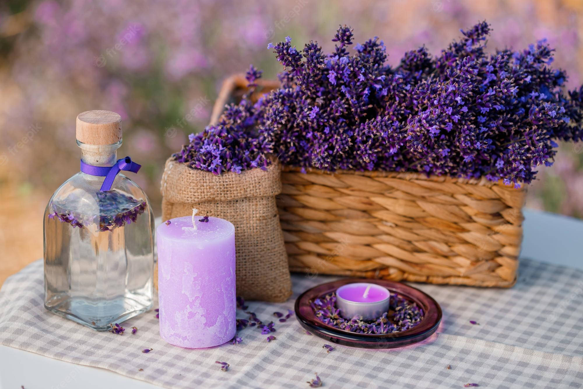 Capullos de Lavanda Estética en una Canasta Fondos de pantalla