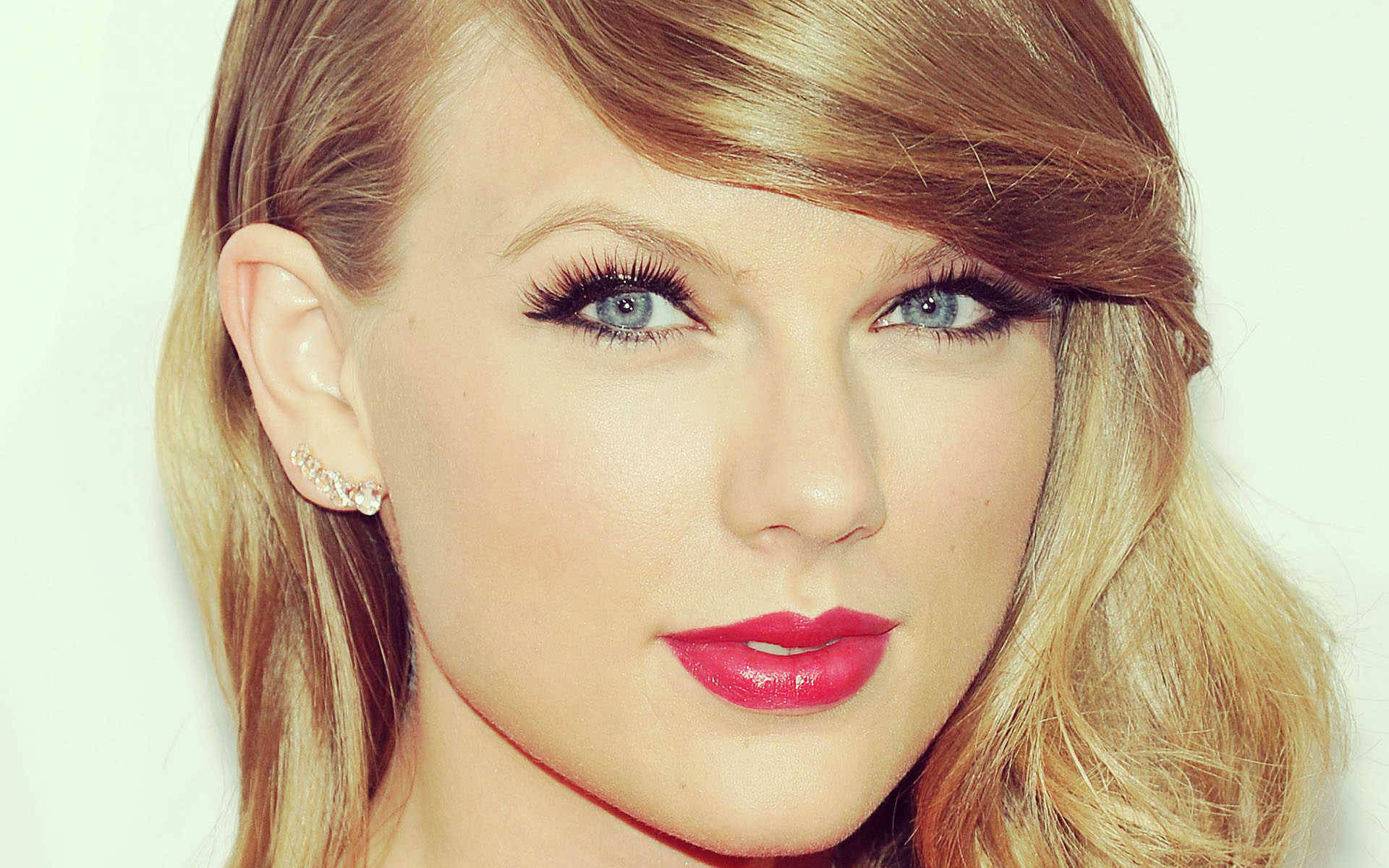 Fondo de pantalla de primer plano de Taylor Swift que muestra sus ojos azules eléctricos.