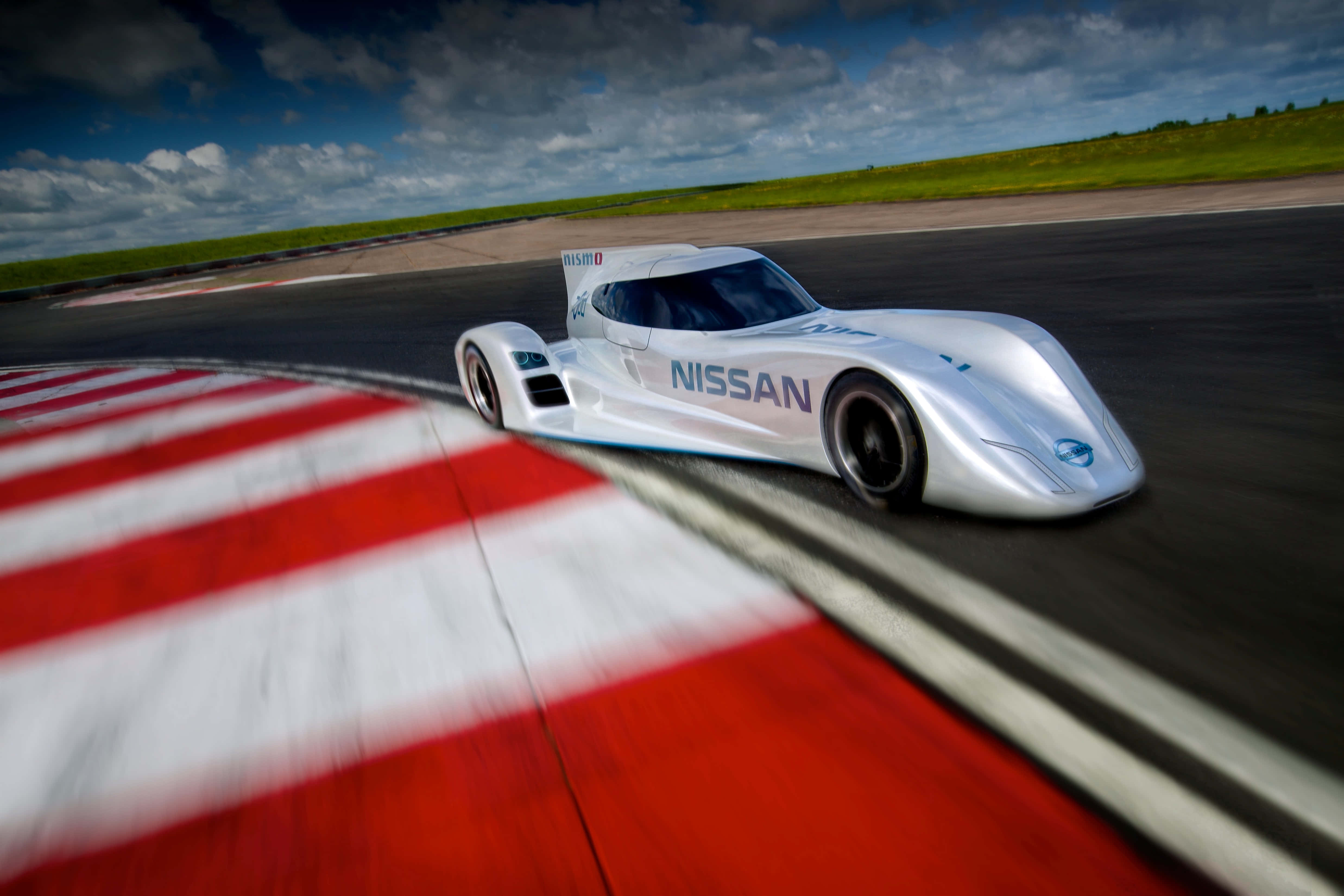 Carrera de autos cautivadora en la pista Fondos de pantalla