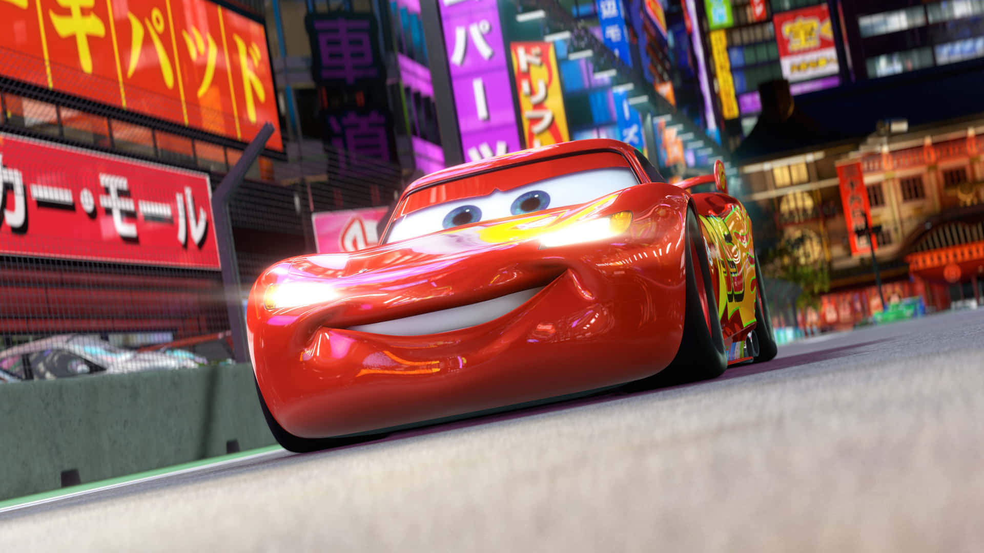 Cars 3 - un auto rojo conduciendo por una calle de la ciudad Fondos de pantalla