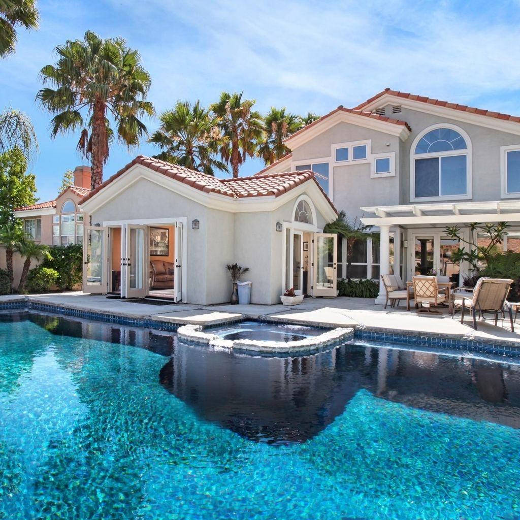 Casa grande con gran área de piscina Fondos de pantalla
