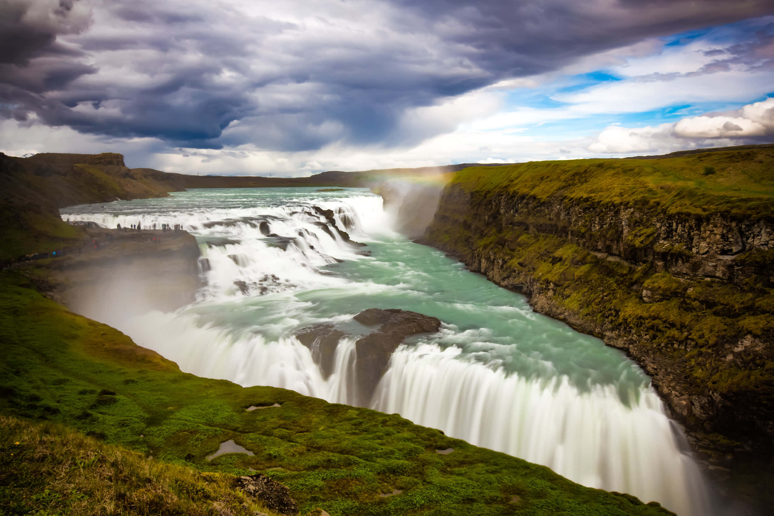 Cascada Gullfoss con nubes pesadas en el suroeste de Islandia Fondos de pantalla