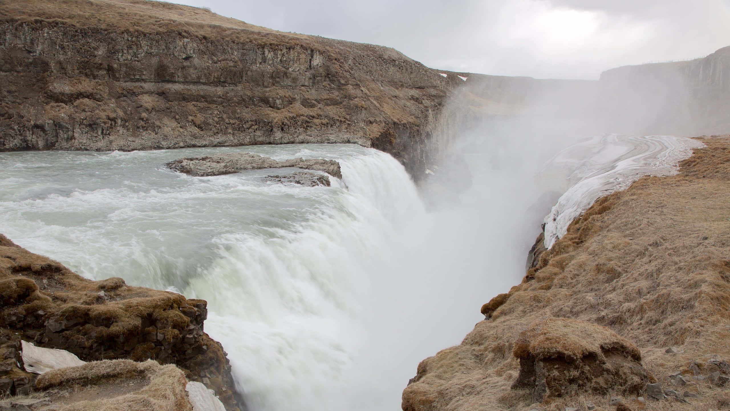 Cascada Gullfoss Vaporosa en el Suroeste de Islandia Fondos de pantalla