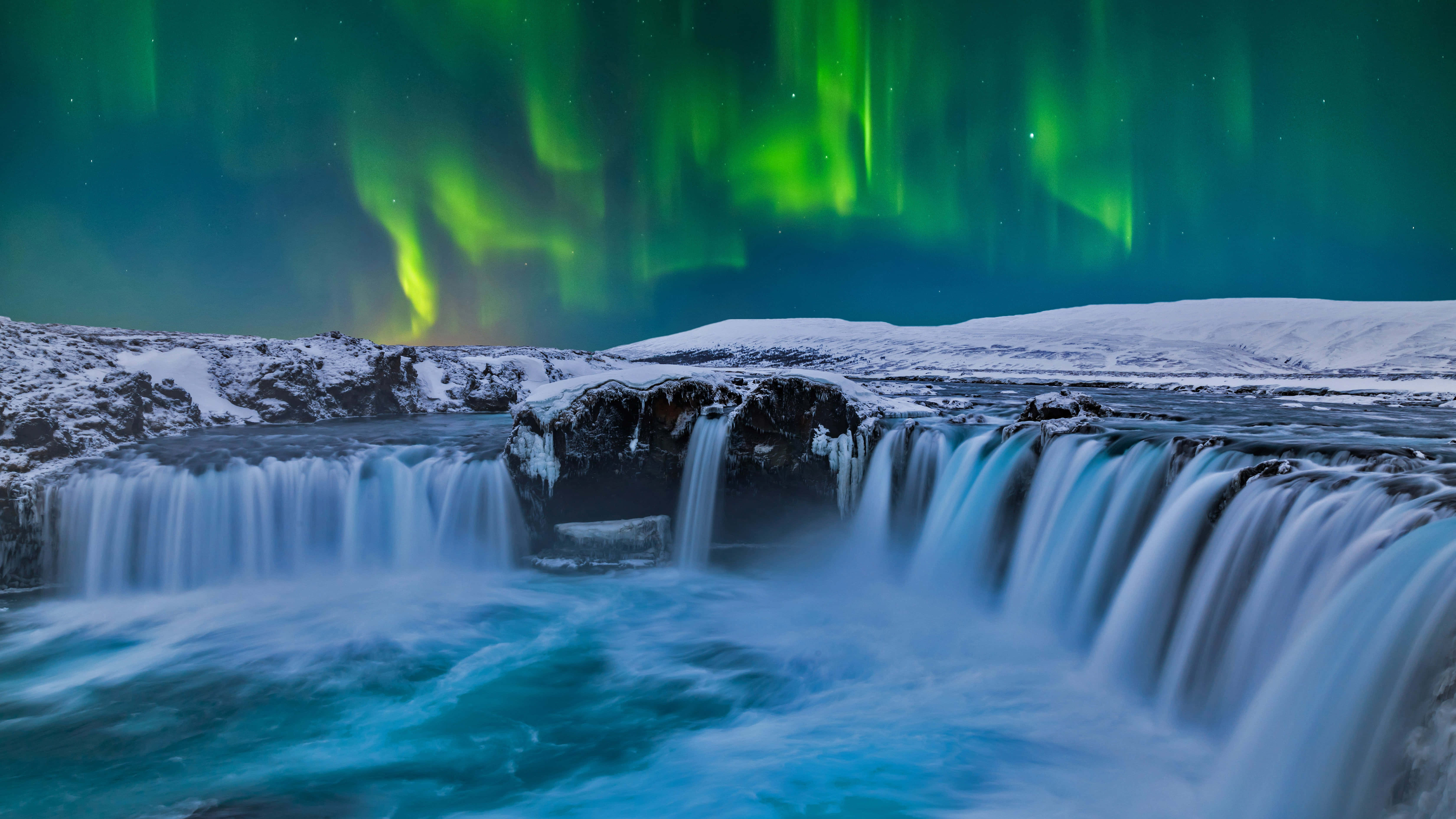 Cascadas con aurora boreal en Islandia para escritorio Fondos de pantalla