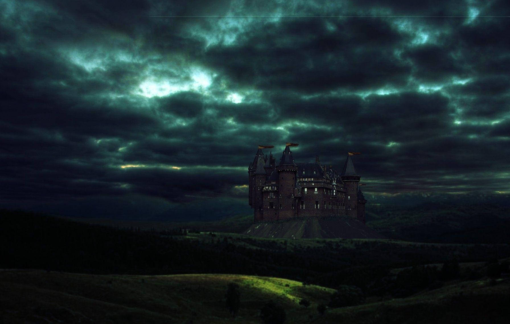Castillo bajo un hermoso cielo nublado y oscuro Fondos de pantalla