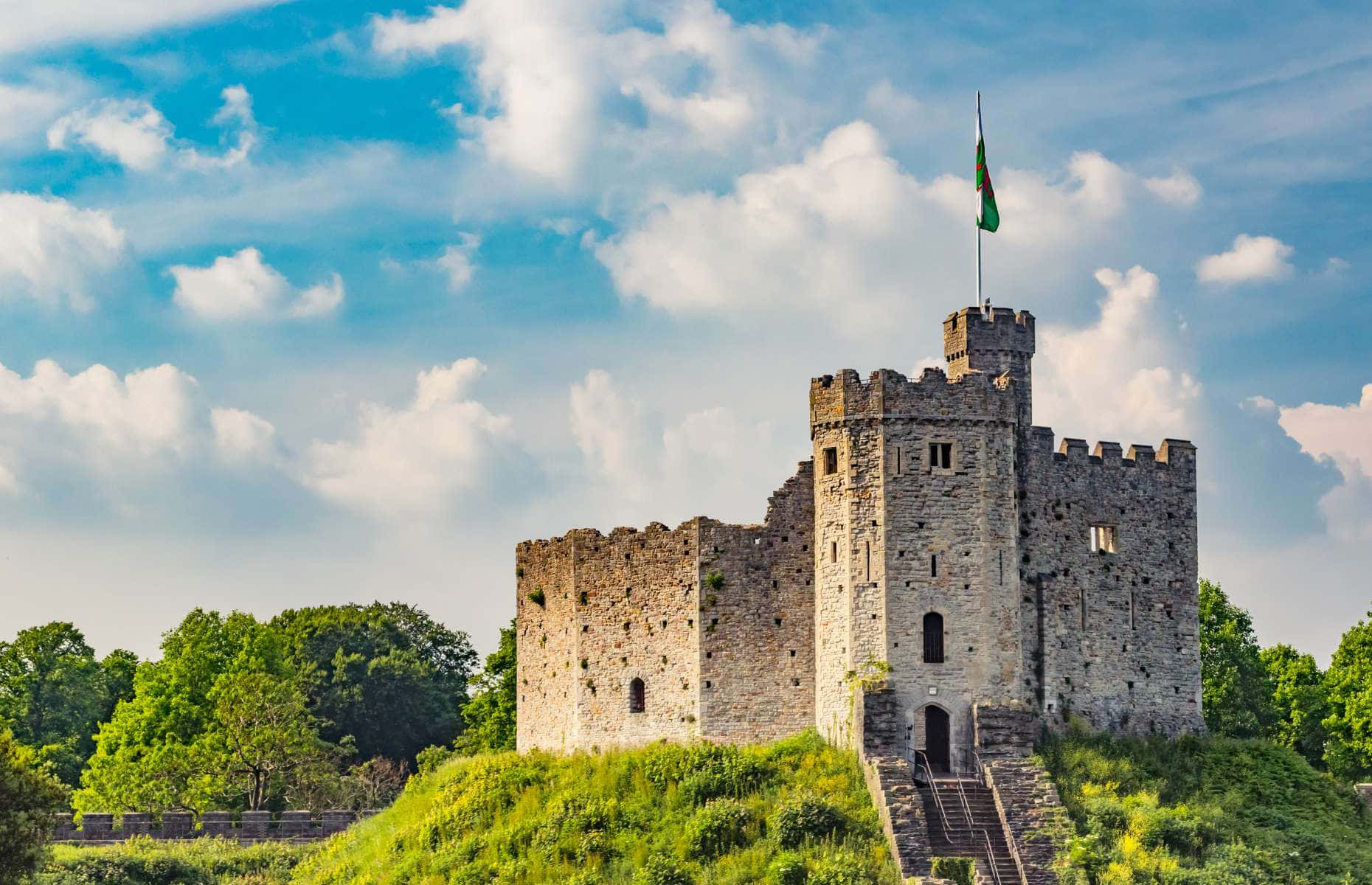 Castillo de Cardiff rodeado de árboles Fondos de pantalla