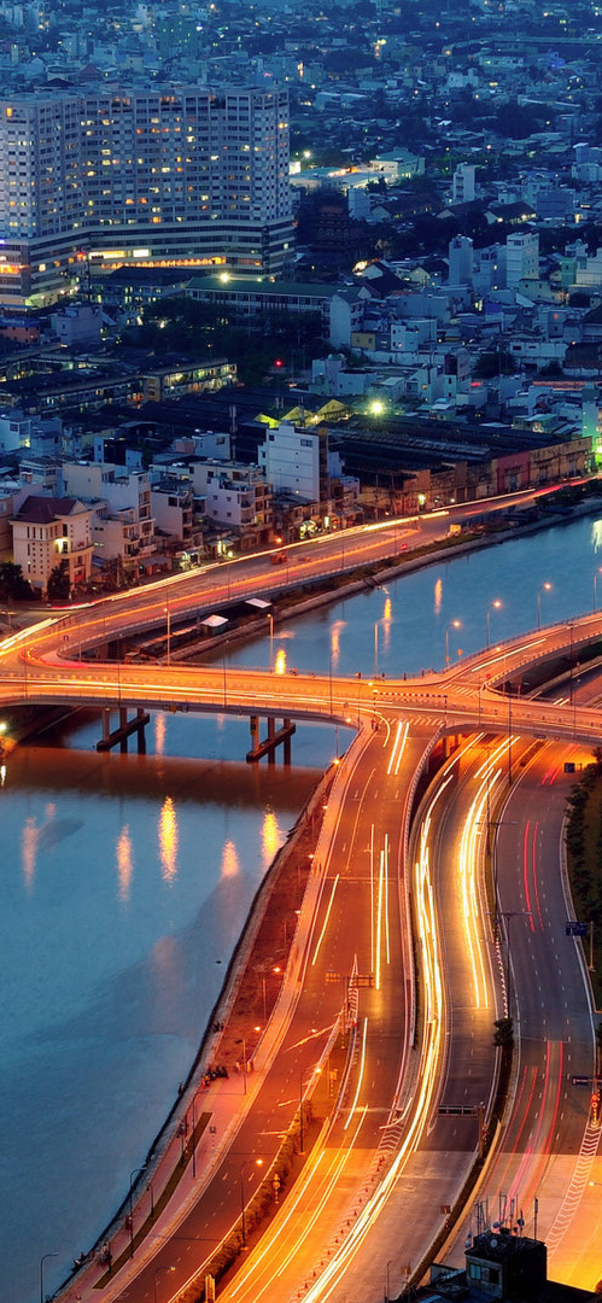 Cautivadora ciudad de Ho Chi Minh de noche con tráfico bullicioso Fondos de pantalla