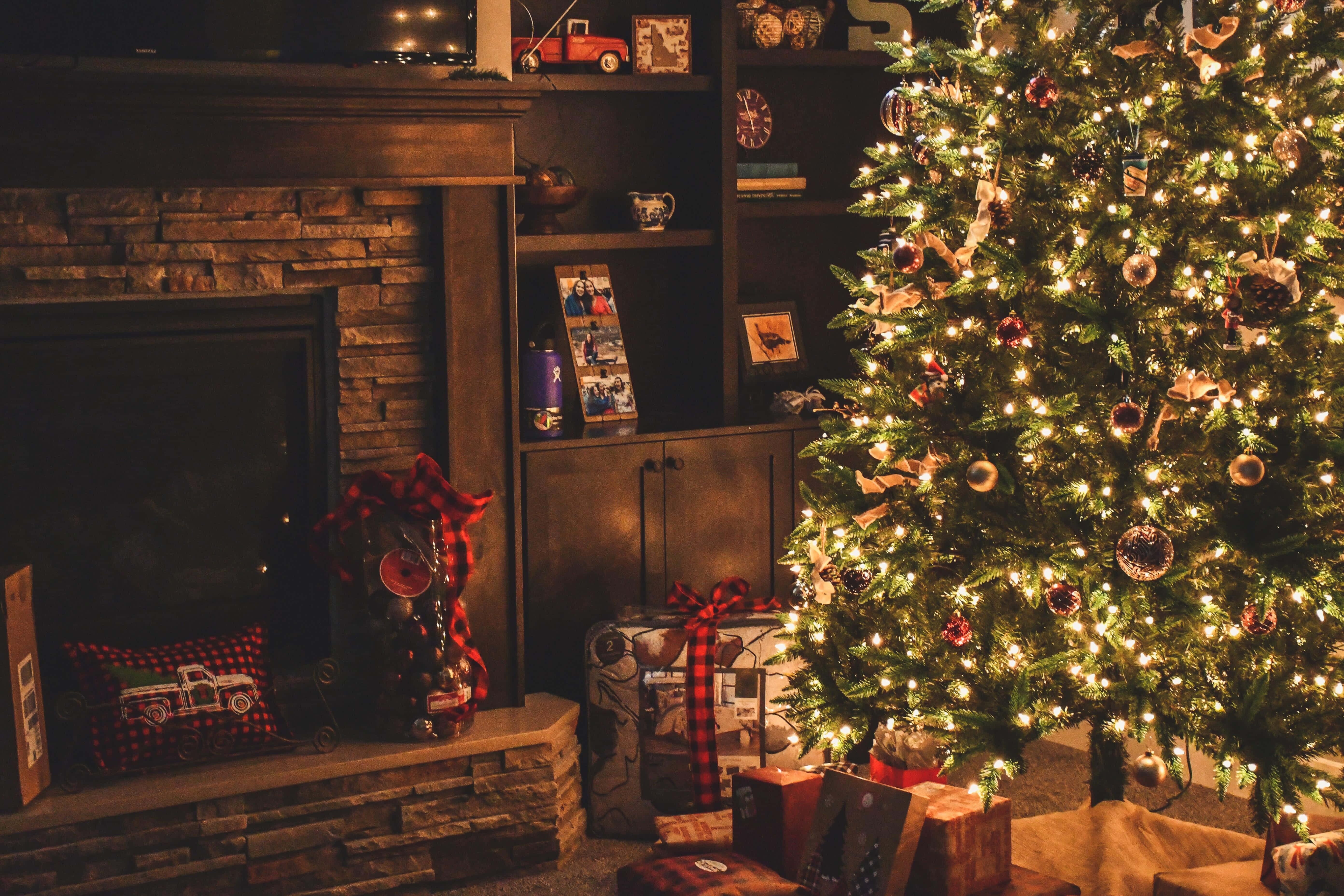 ¡Celebra la temporada con un árbol navideño festivo! Fondos de pantalla