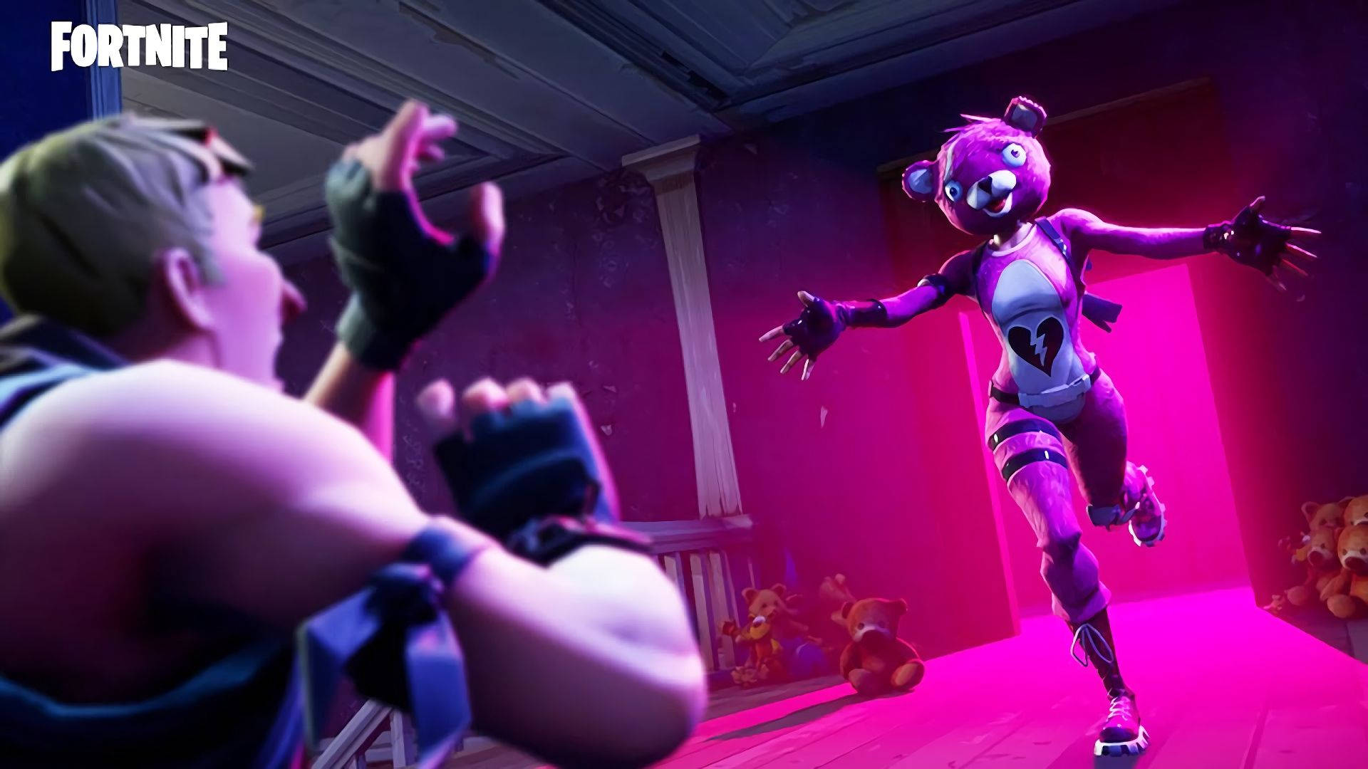 Un oso de peluche rosa corriendo hacia un personaje masculino, fondo de pantalla HD de Fortnite.