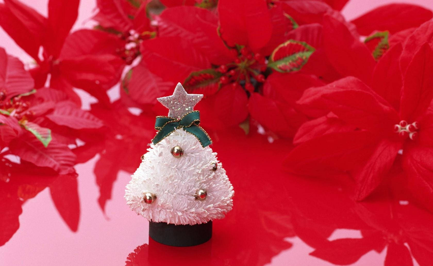 Celebra las Fiestas con este Árbol de Navidad Blanco y sus Encantadoras Decoraciones Fondos de pantalla