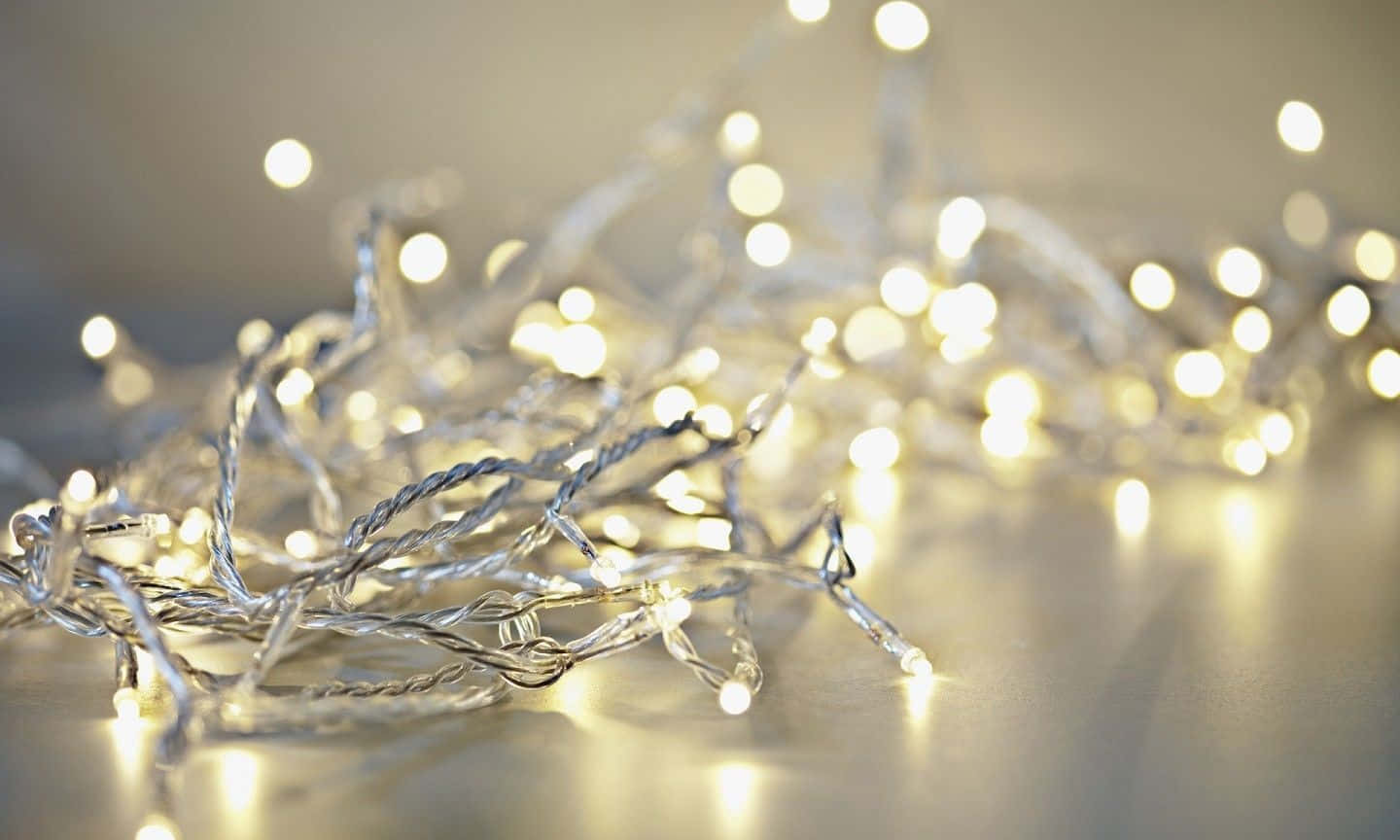 Celebra las Fiestas con Luces Navideñas de Colores Fondos de pantalla