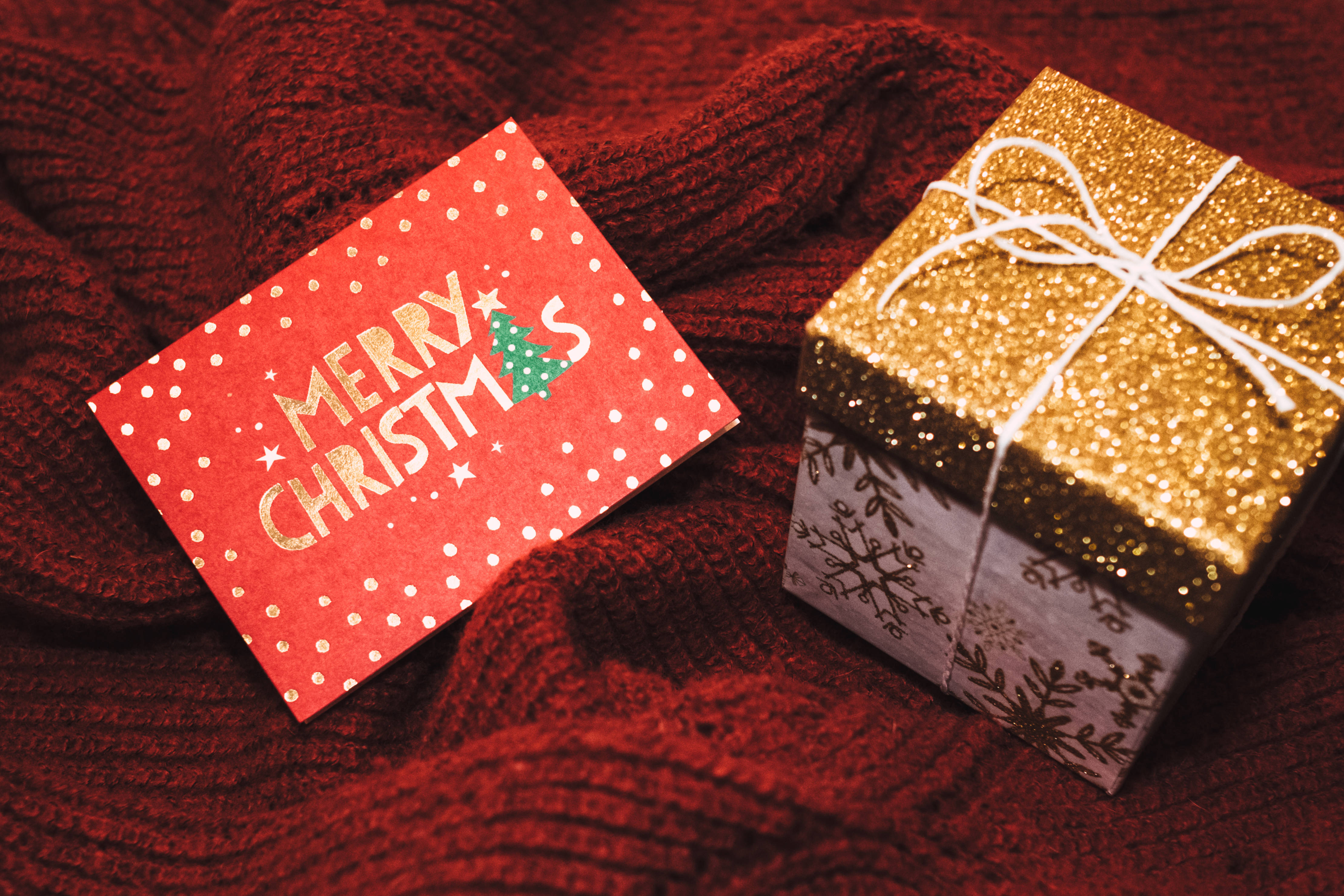 Celebrando la Navidad con un Regalo y una Tarjeta Alegre Fondos de pantalla