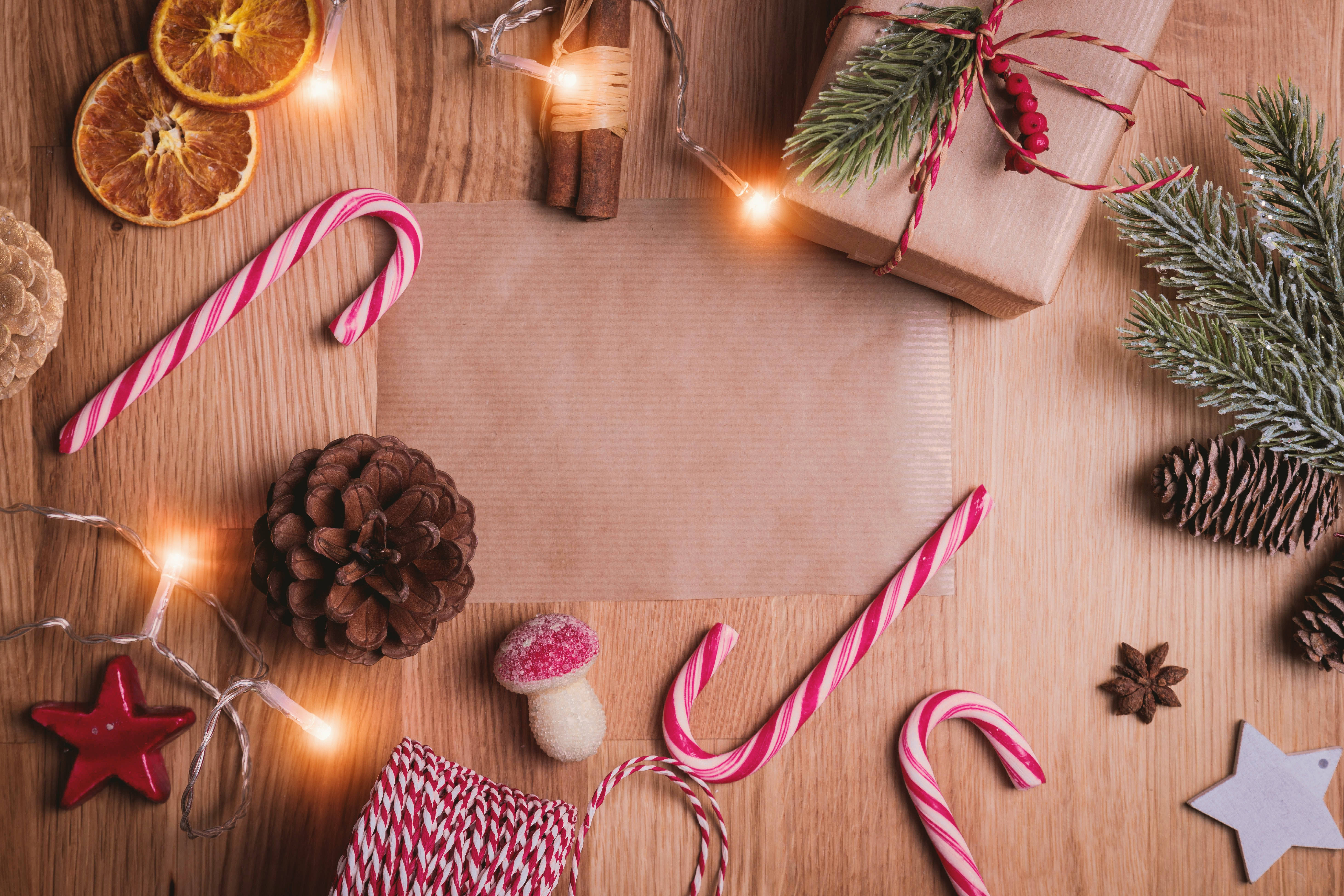 Celebrando una Navidad Australiana: Adornos Rojos Fondos de pantalla