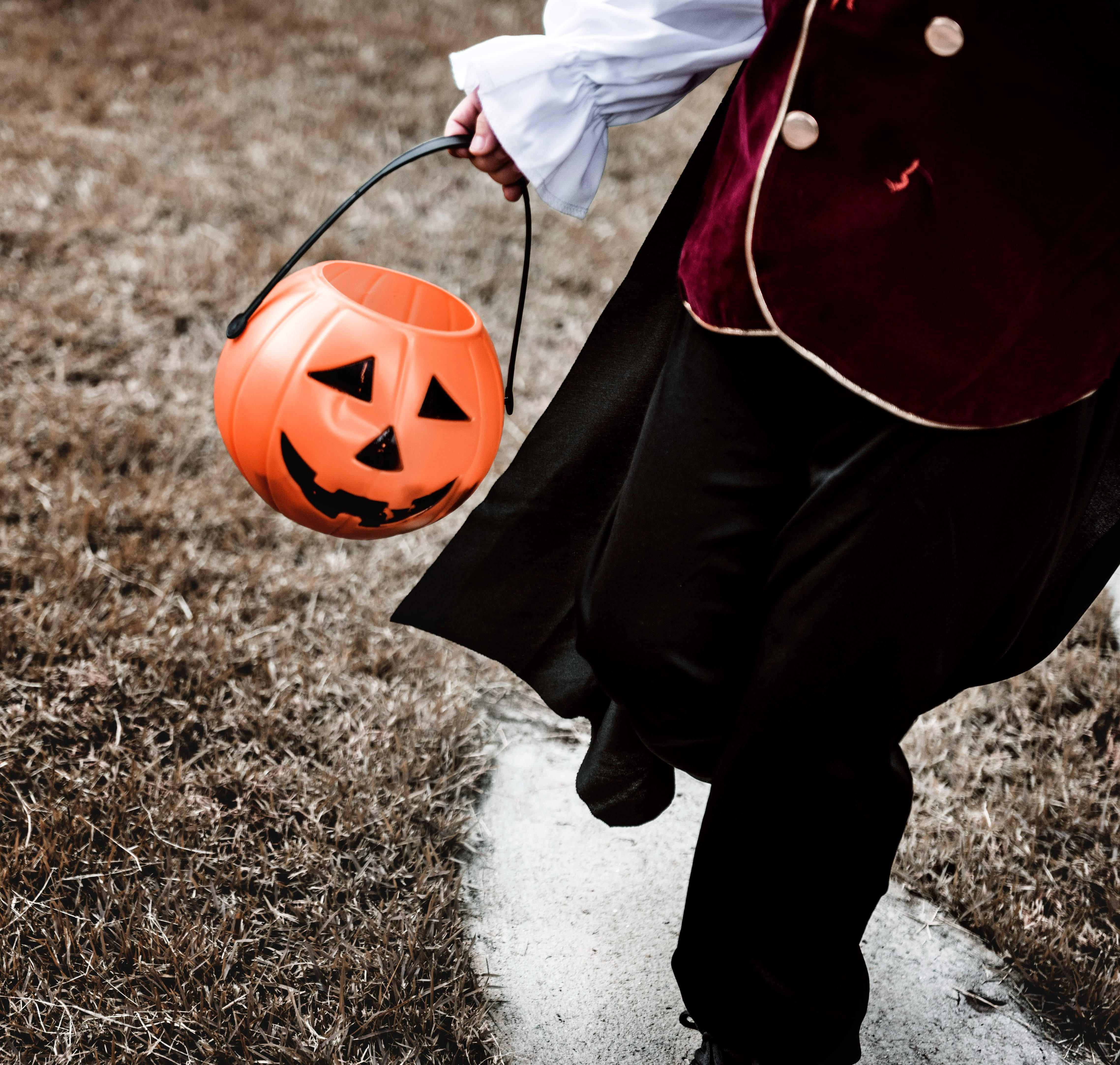 Cesta de dulces de Halloween espeluznante pero linda Fondos de pantalla