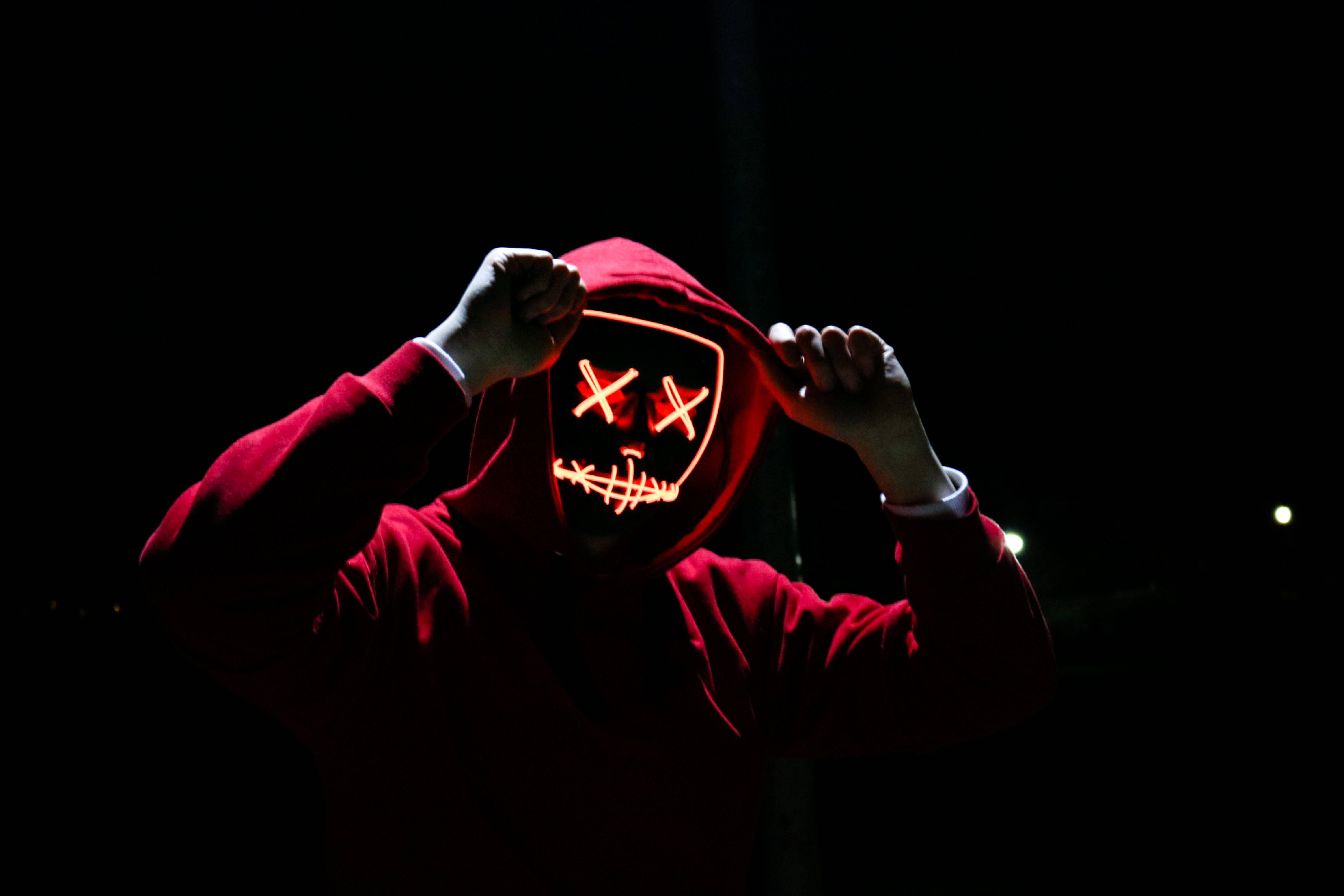 Chaqueta con capucha roja genial sobre fondo oscuro Fondos de pantalla