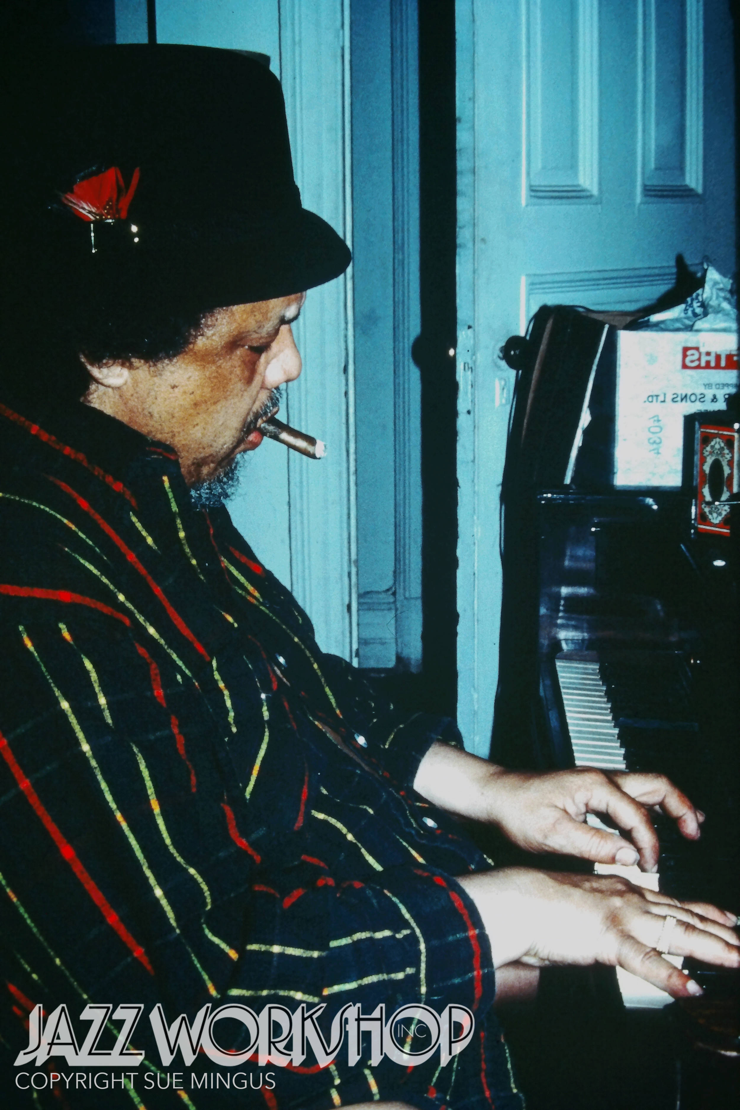 Charles Mingus tocando el piano Fondos de pantalla