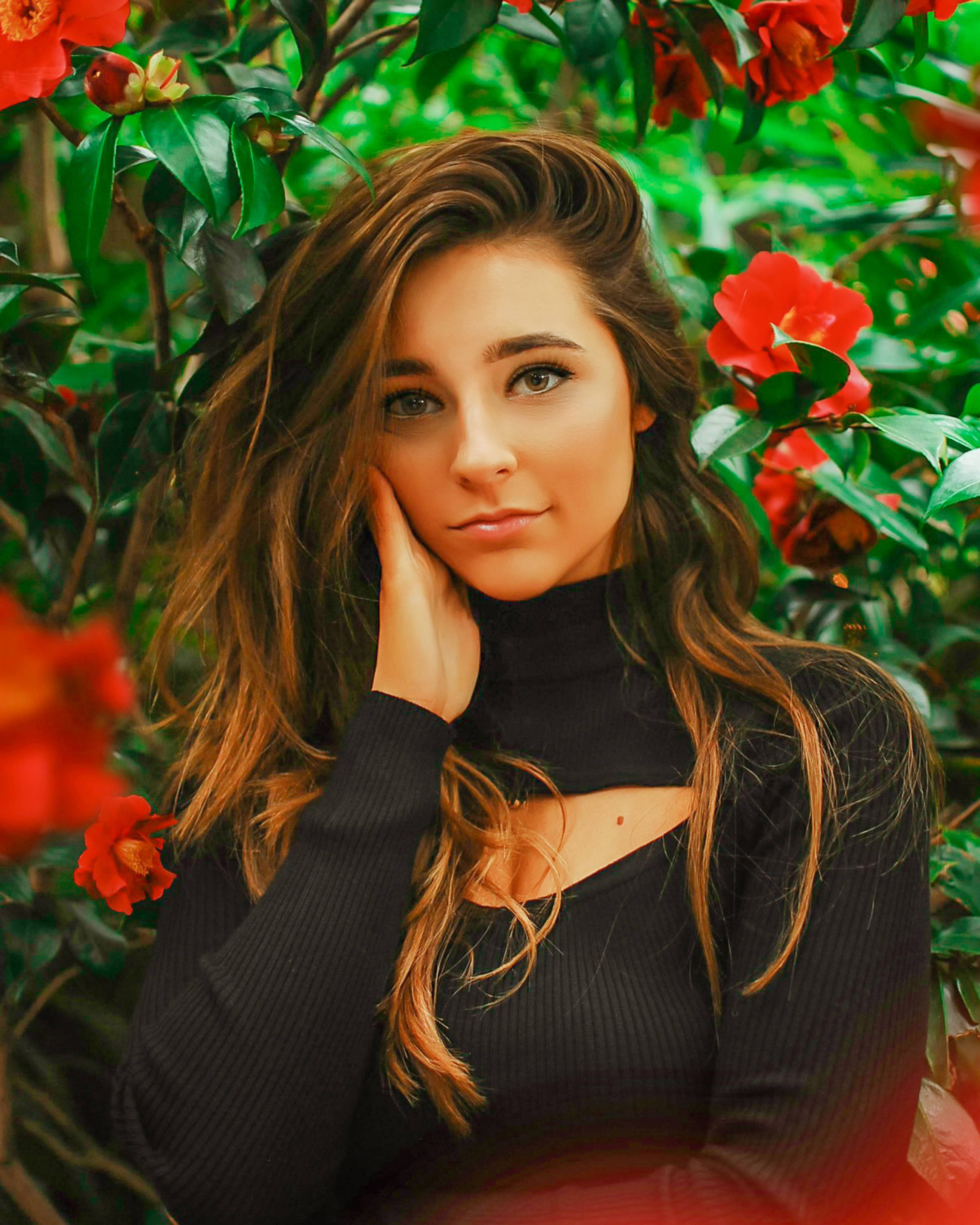 Chica Adolescente Hermosa con Flores Rojas Fondos de pantalla
