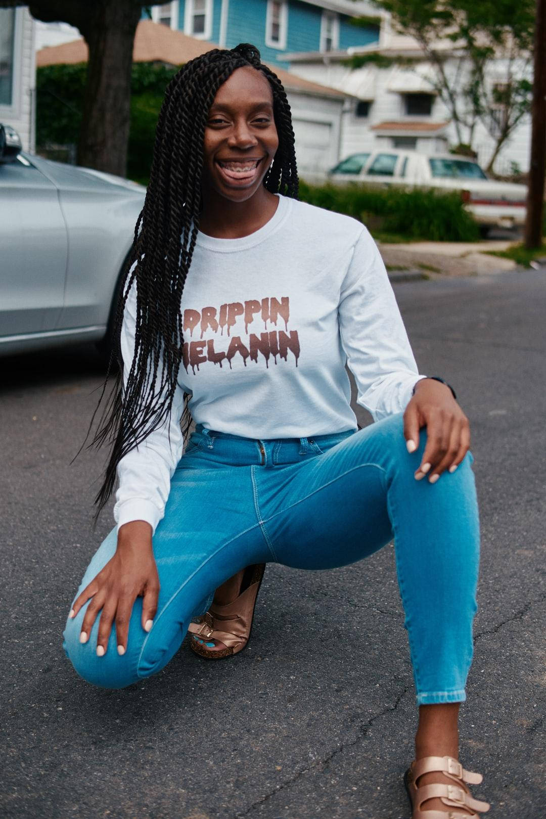 Chica Baddie Negra con Camiseta de Melanina Radiante Fondos de pantalla