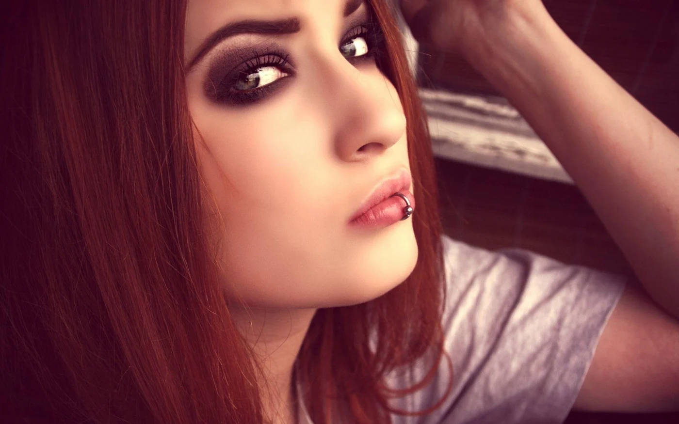 Chica con actitud y piercing en el labio Fondos de pantalla