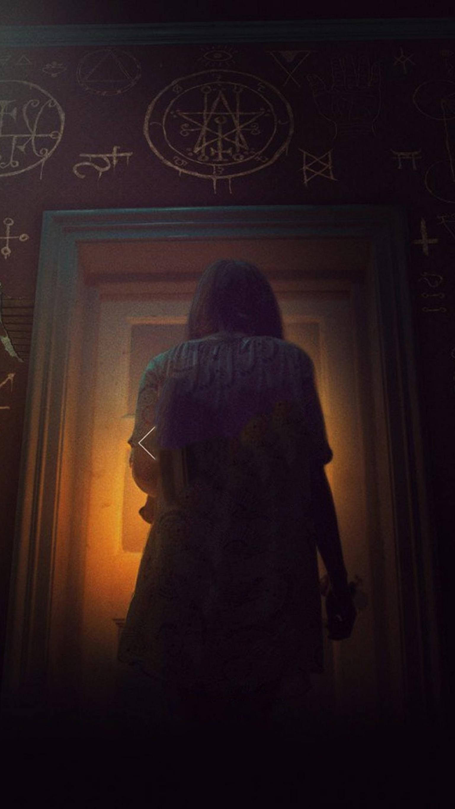Chica con teléfono en una habitación oscura Fondos de pantalla