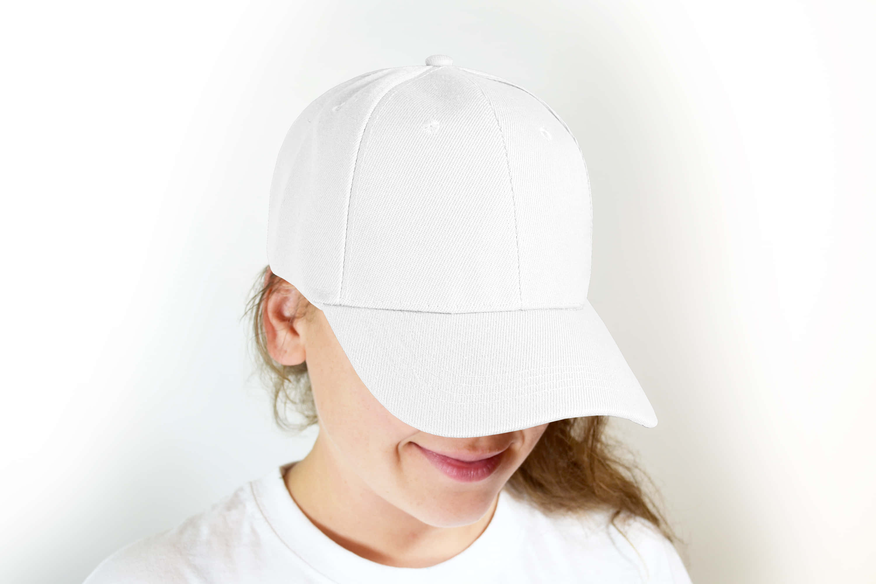 Chica cool con gorra blanca Fondos de pantalla