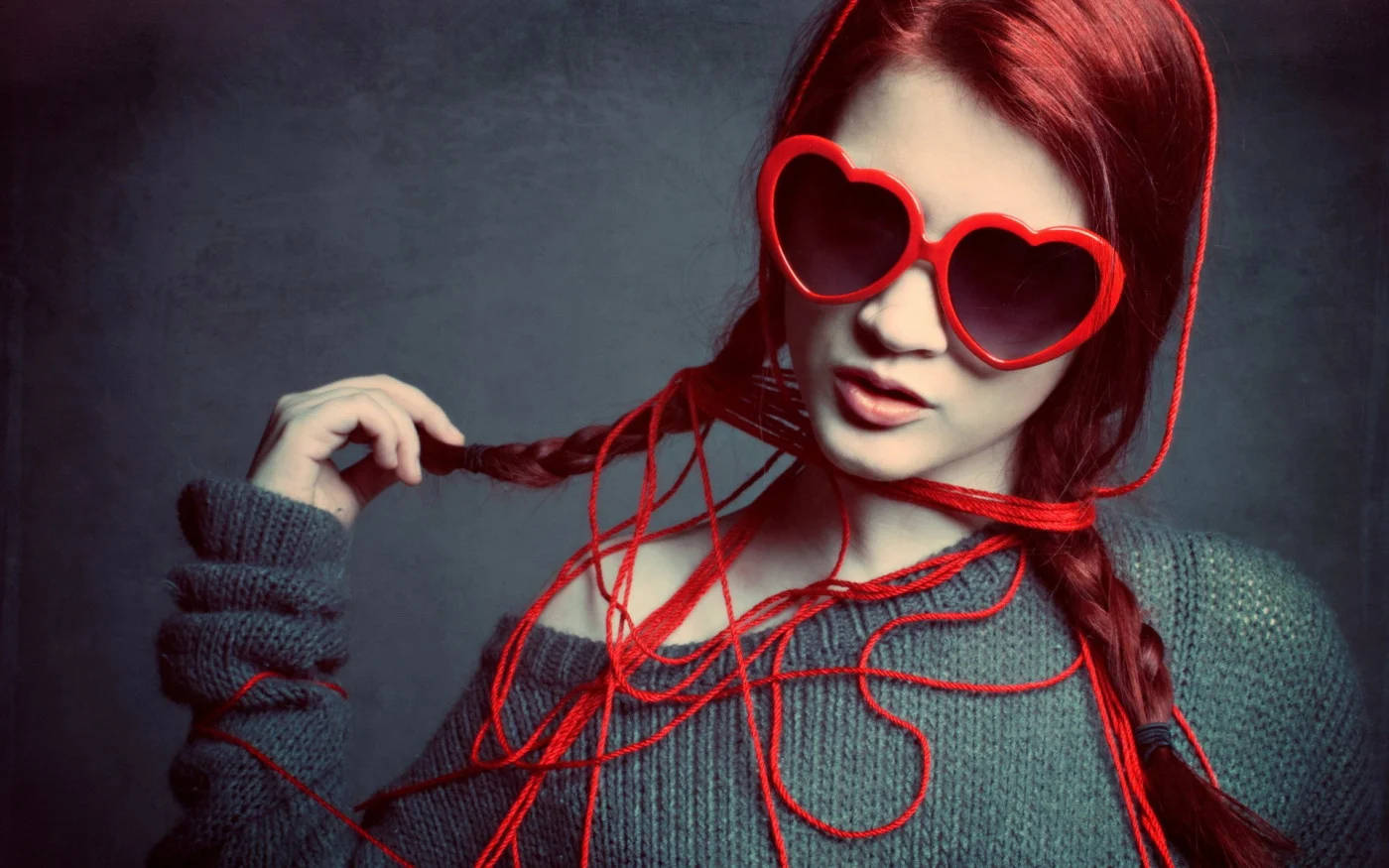 Chica de Actitud Fresca con Cabello Trenzado Rojo Fondos de pantalla