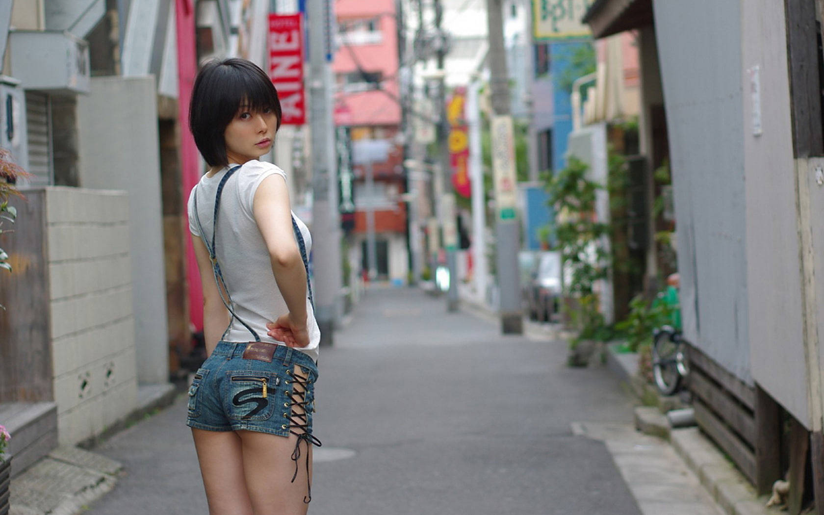 Chica japonesa en la calle de la ciudad Fondos de pantalla