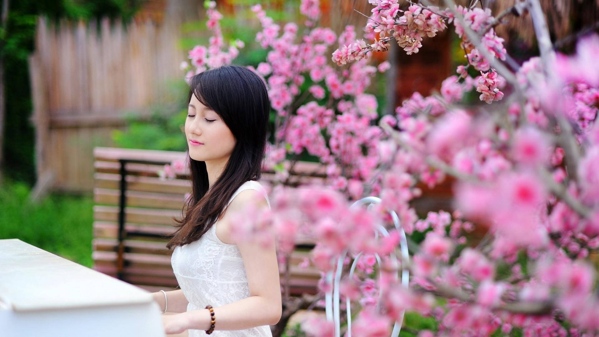 Chica japonesa tocando el piano en jardín de flores rosas Fondos de pantalla