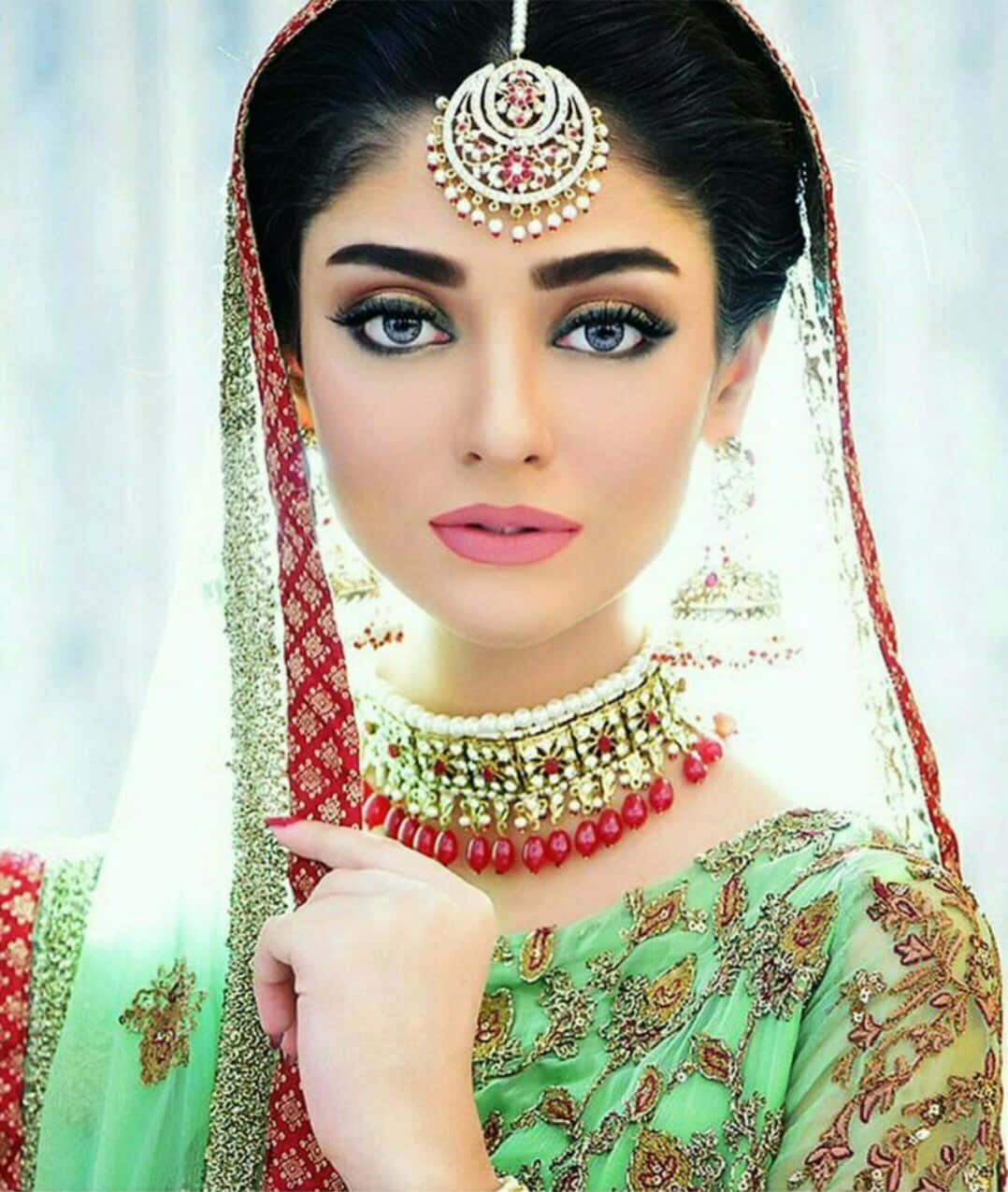 Chica pakistaní Noor Khan en vestido verde Fondos de pantalla