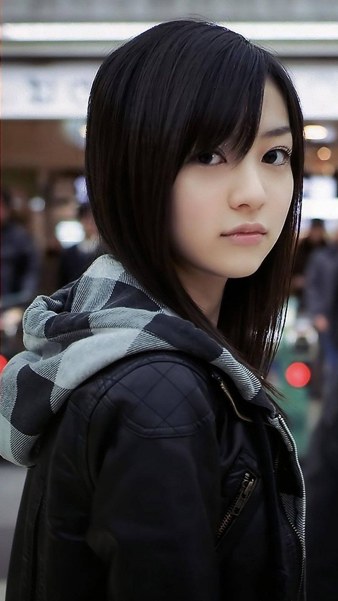Chica sencilla en sudadera con capucha en Tokio, Japón Fondos de pantalla