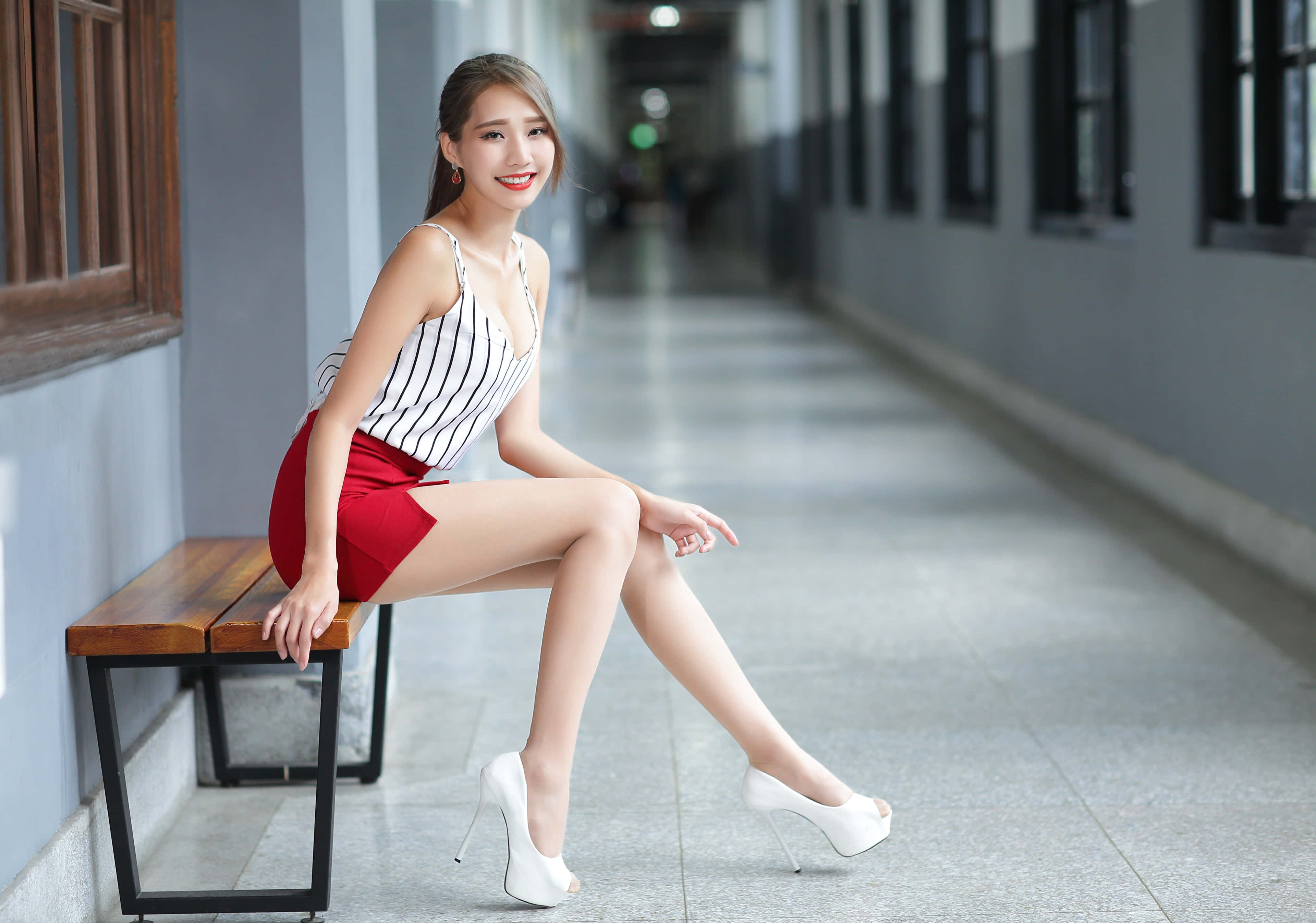 Chica tailandesa con tacones blancos Fondos de pantalla