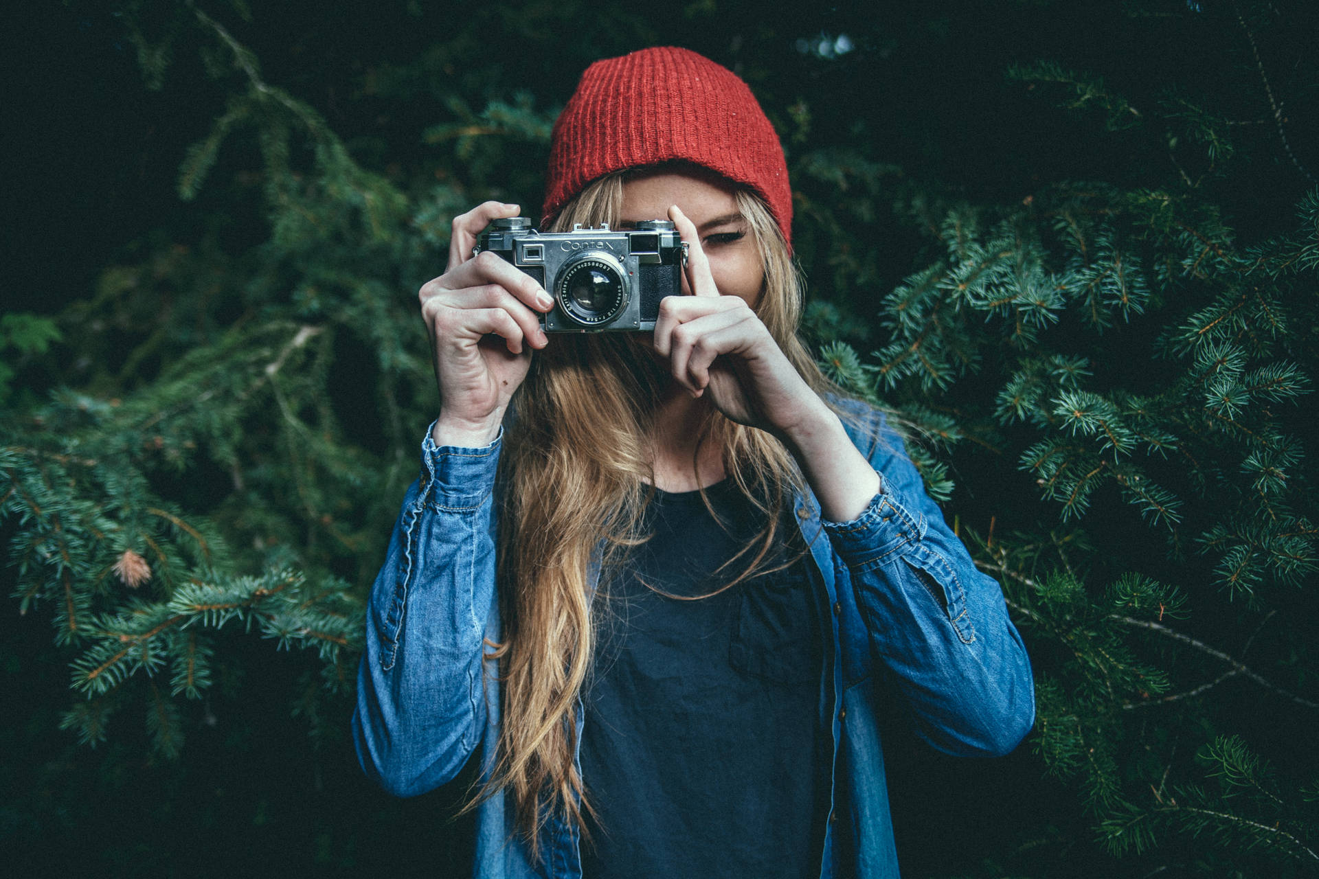 Fondo de pantalla de chica tomando fotografía con cámara