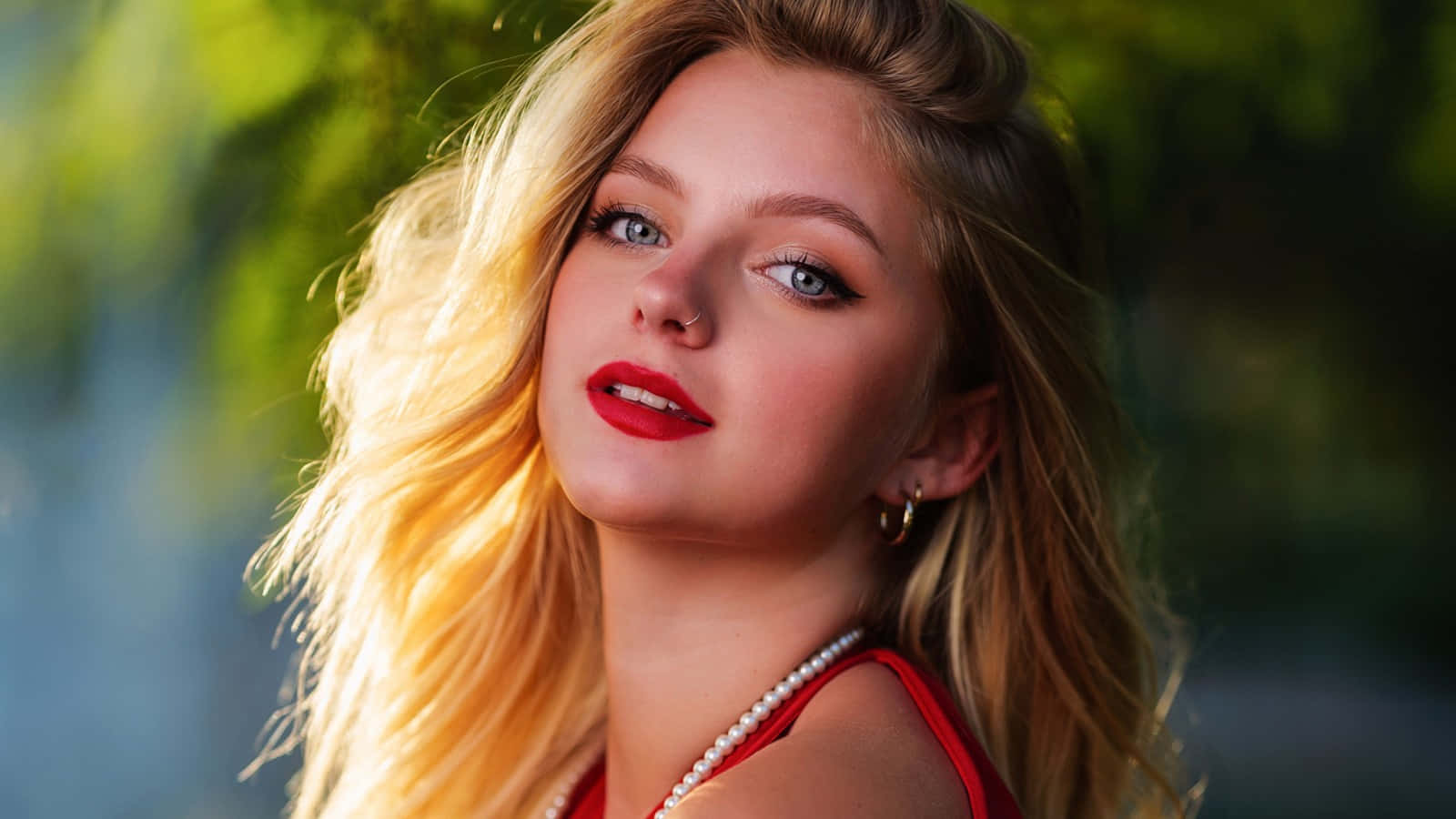 Chica Ucraniana Elegante Disfrutando de una Sesión de Fotos en Tonos Rubor Fondos de pantalla