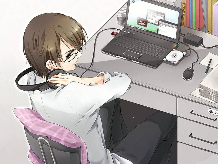 Chico anime sostiene sus audífonos mientras trabaja en la laptop Fondos de pantalla