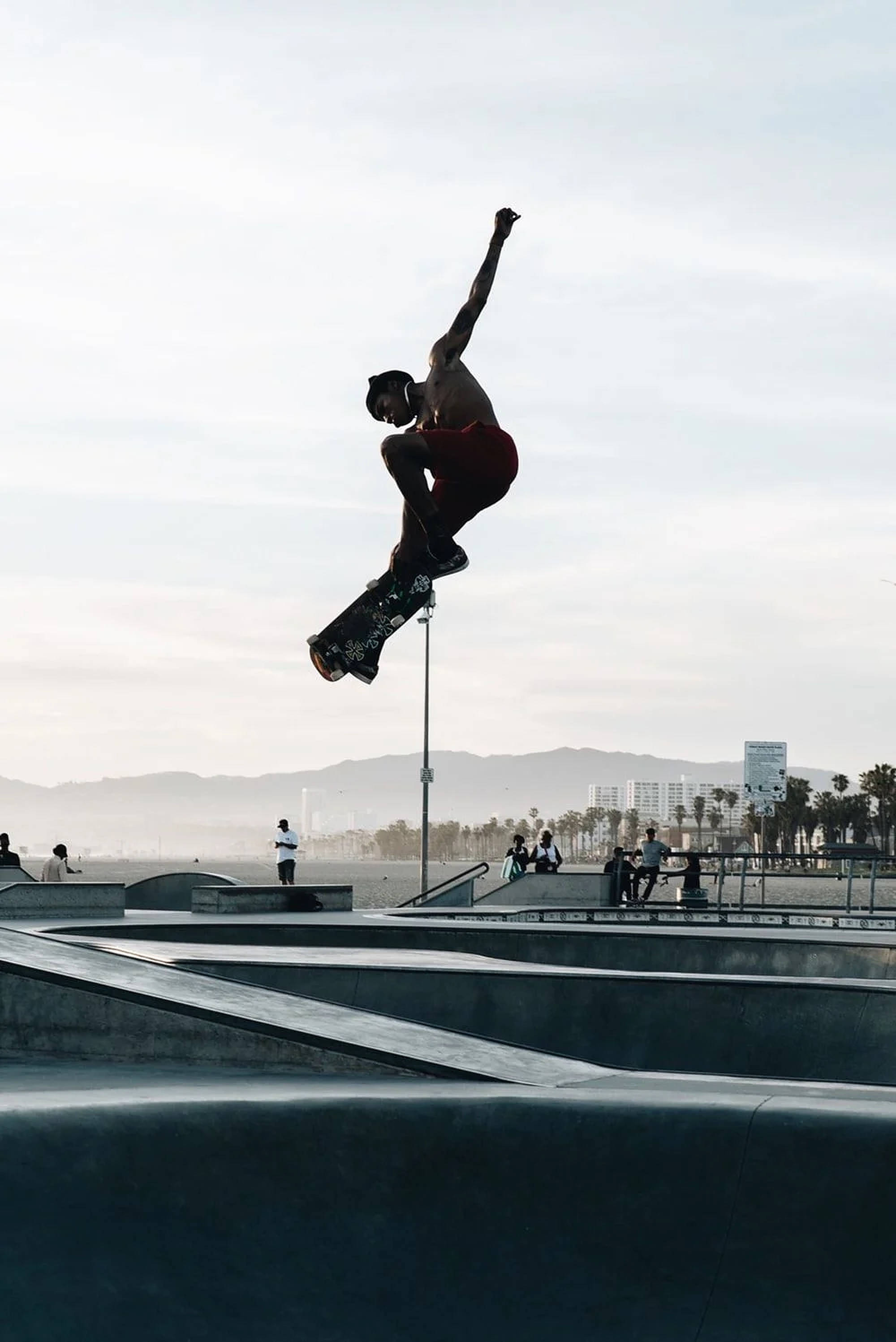 Chico skater cautivador realizando truco en el aire Fondos de pantalla