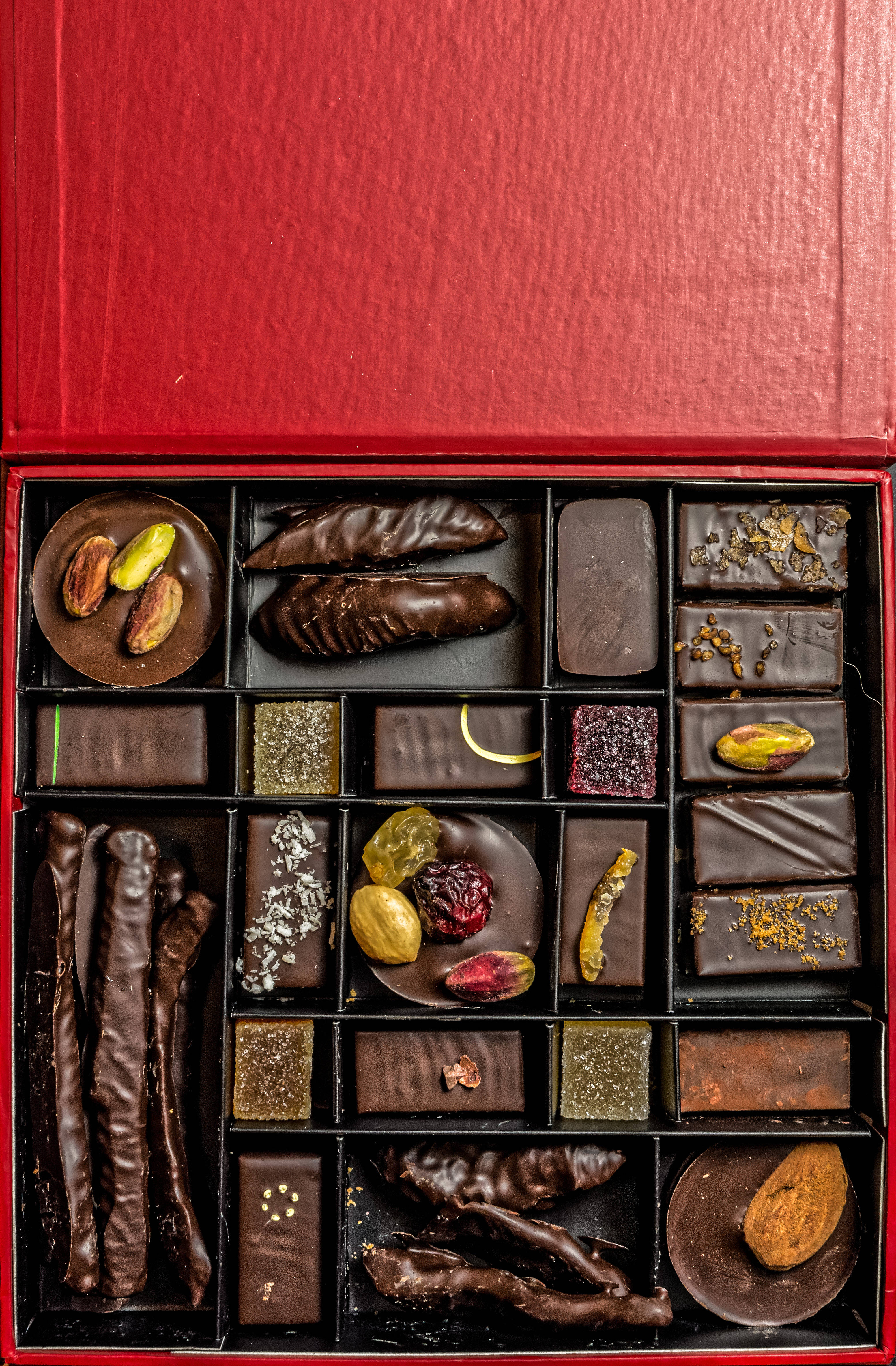Chocolates de lujo envueltos en una caja roja Fondos de pantalla