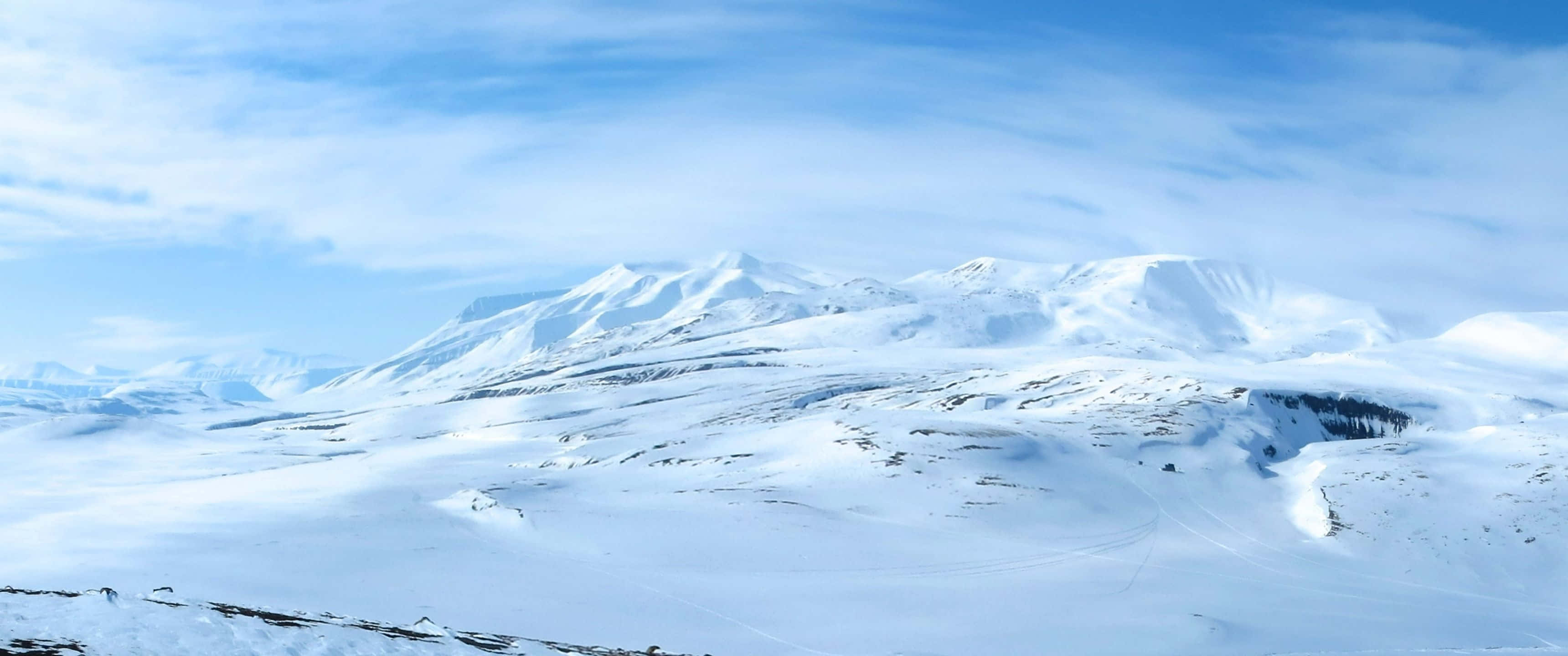 Cielo azul brillante sobre la cordillera costera Fondos de pantalla
