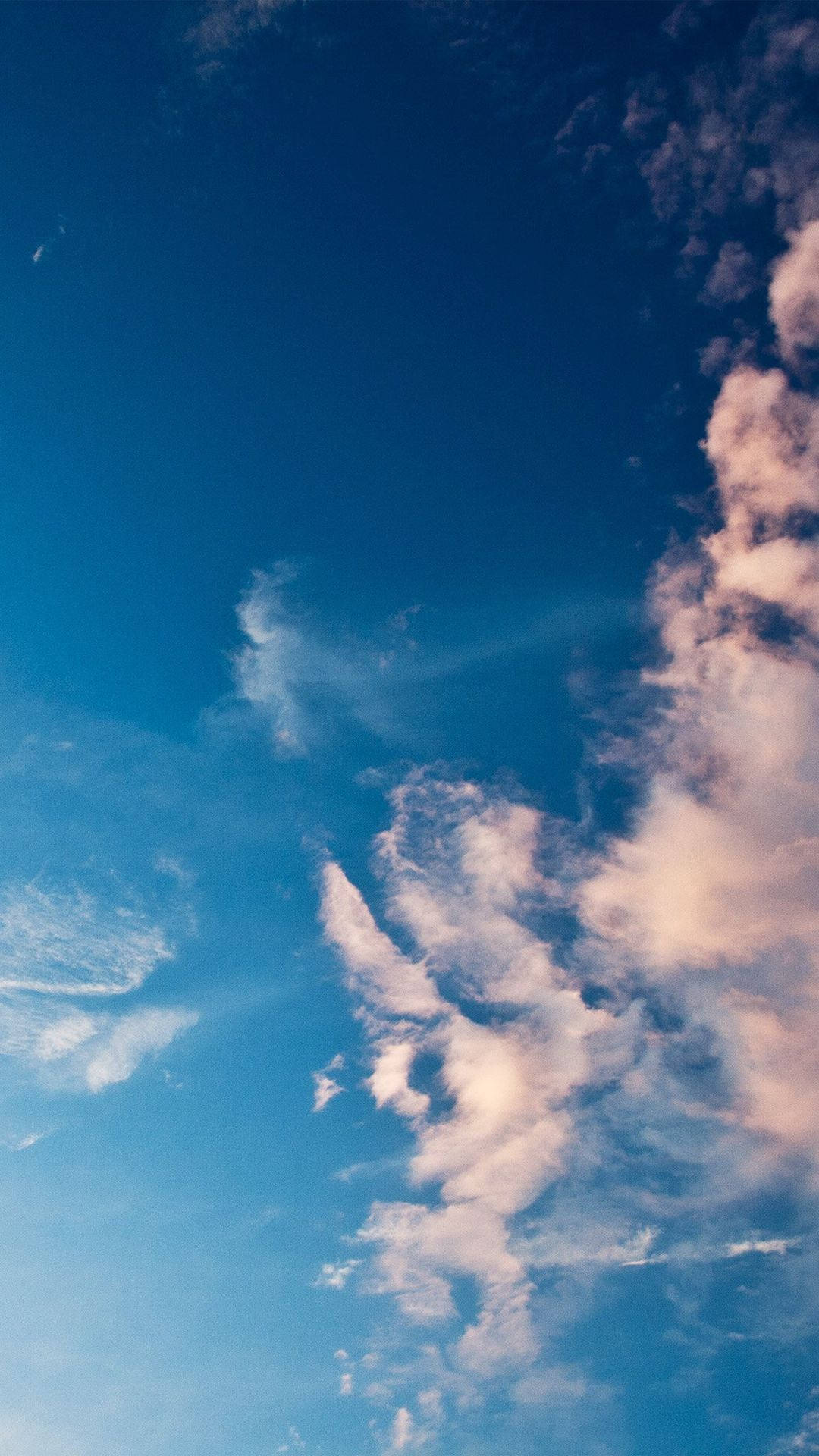 Cielo Azul con Nubes Suaves Fondos de pantalla