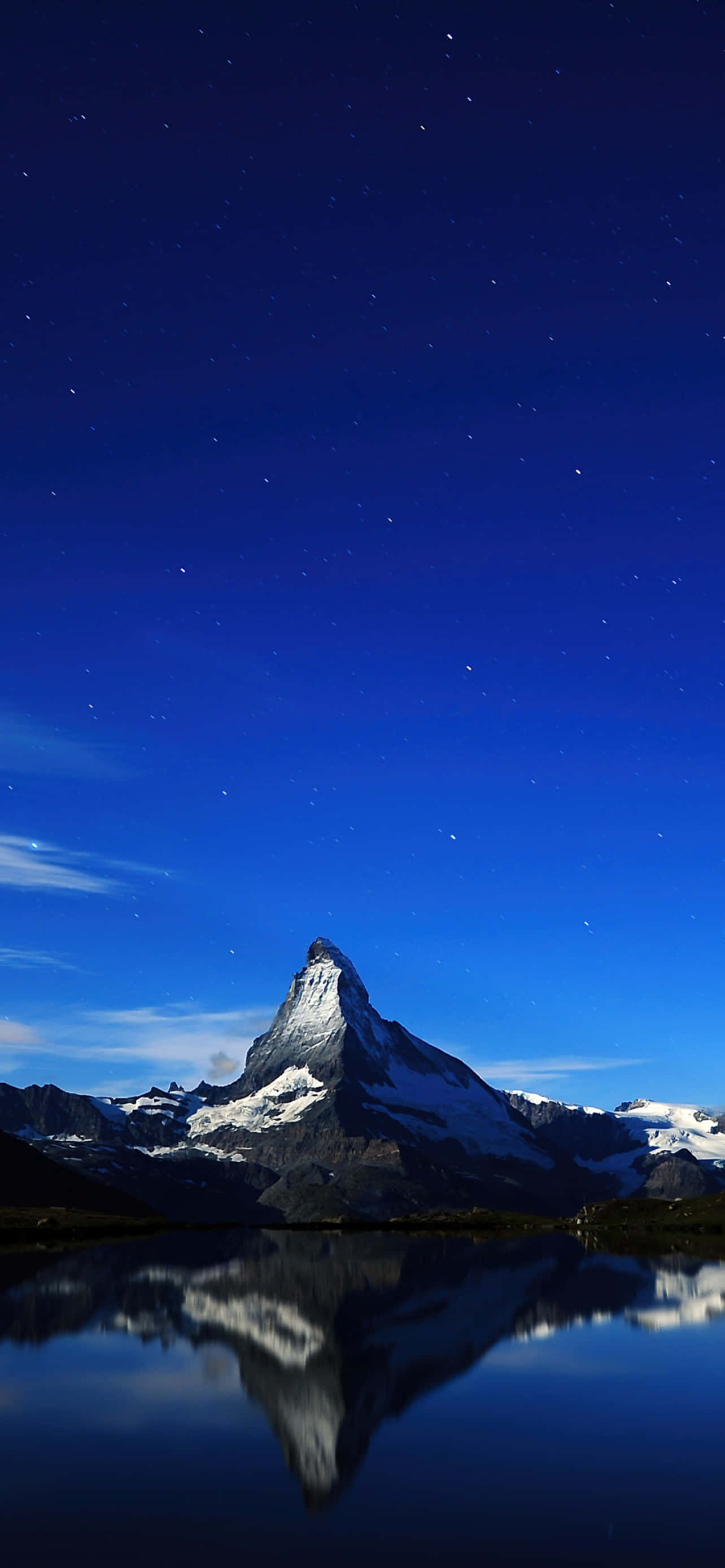 Cielo estrellado azul oscuro sobre el Matterhorn Fondos de pantalla