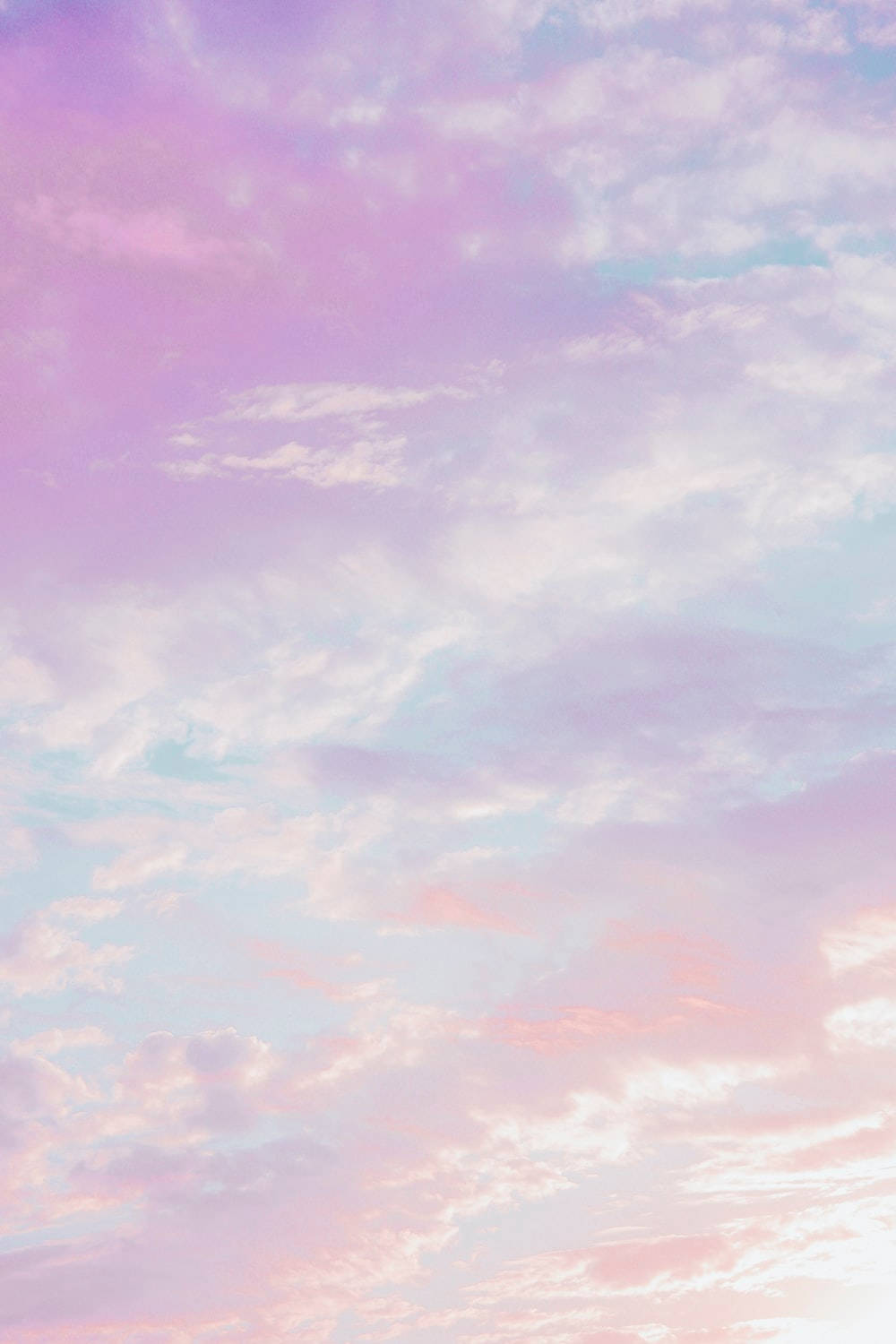 Cielo Nublado Estético en Lila Claro Fondos de pantalla