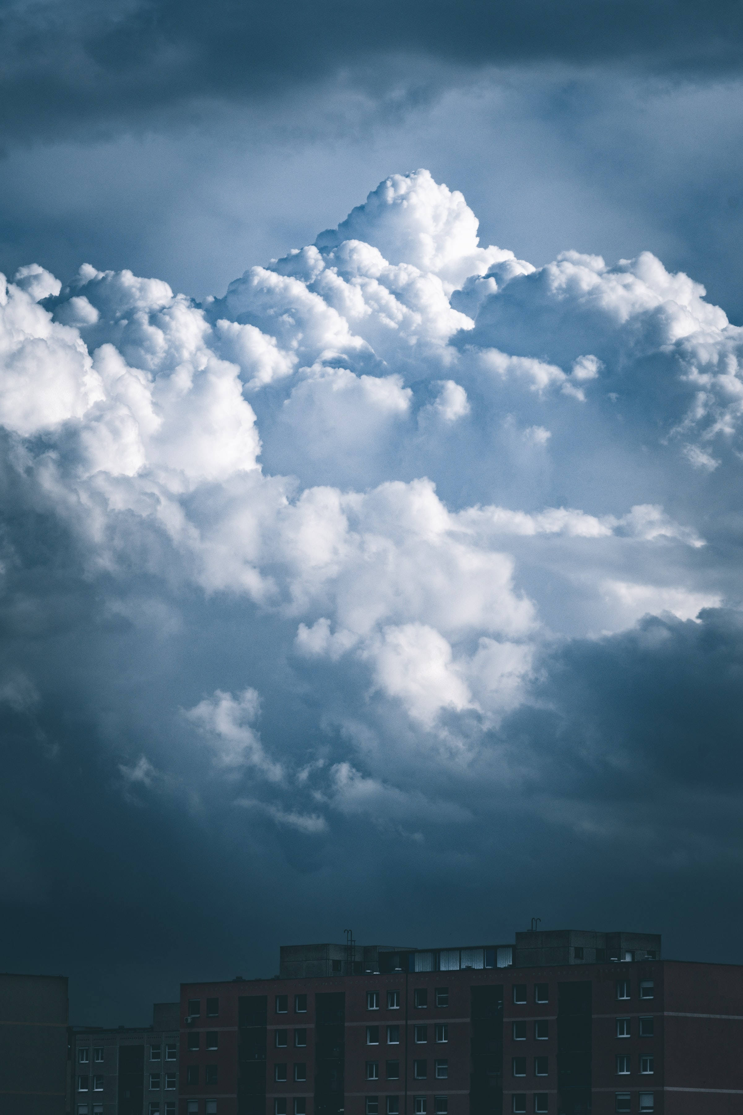 Cielo Nublado y Clima Sombrío con Edificios Fondos de pantalla