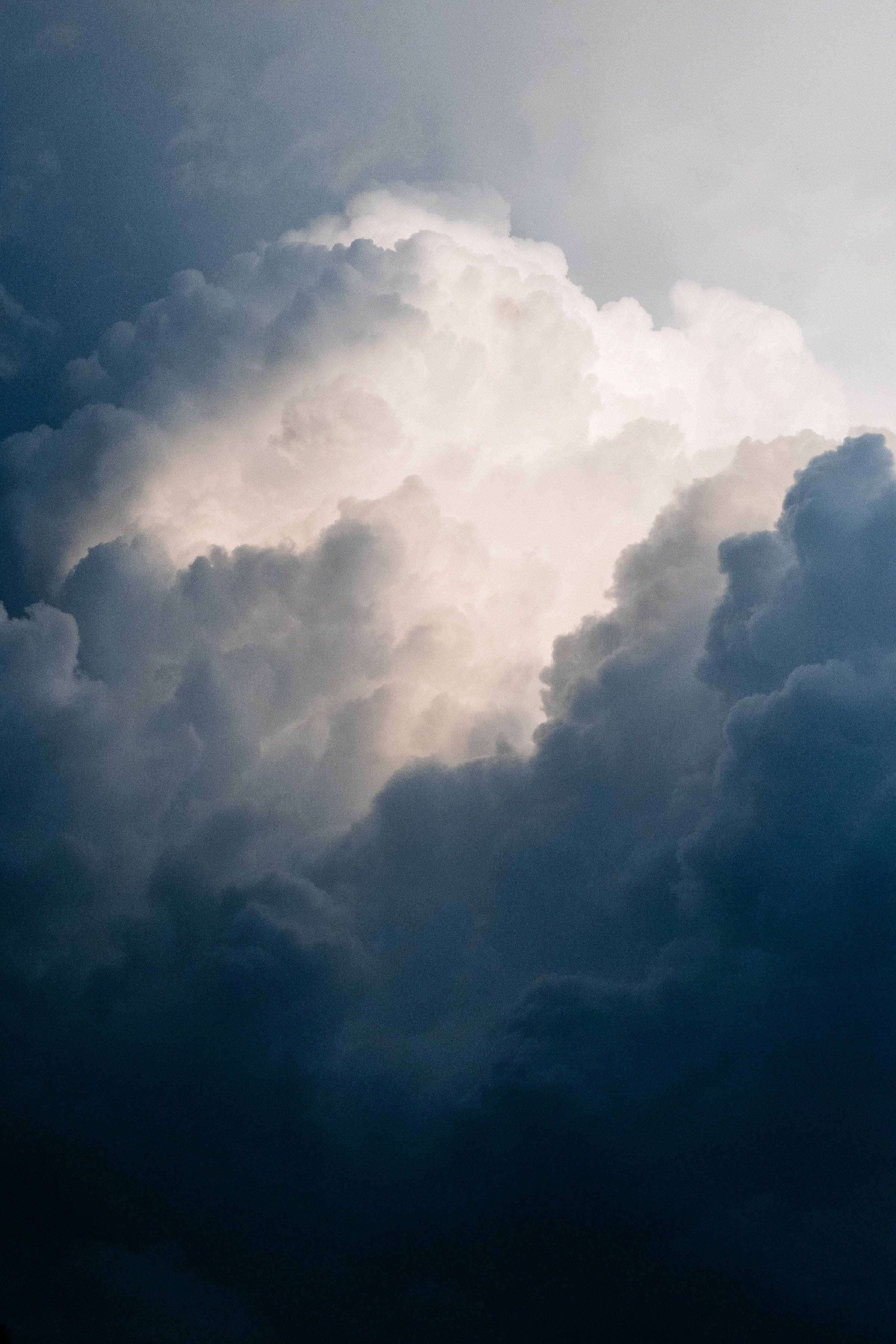 Cielo nublado y oscuro sobre el horizonte urbano Fondos de pantalla
